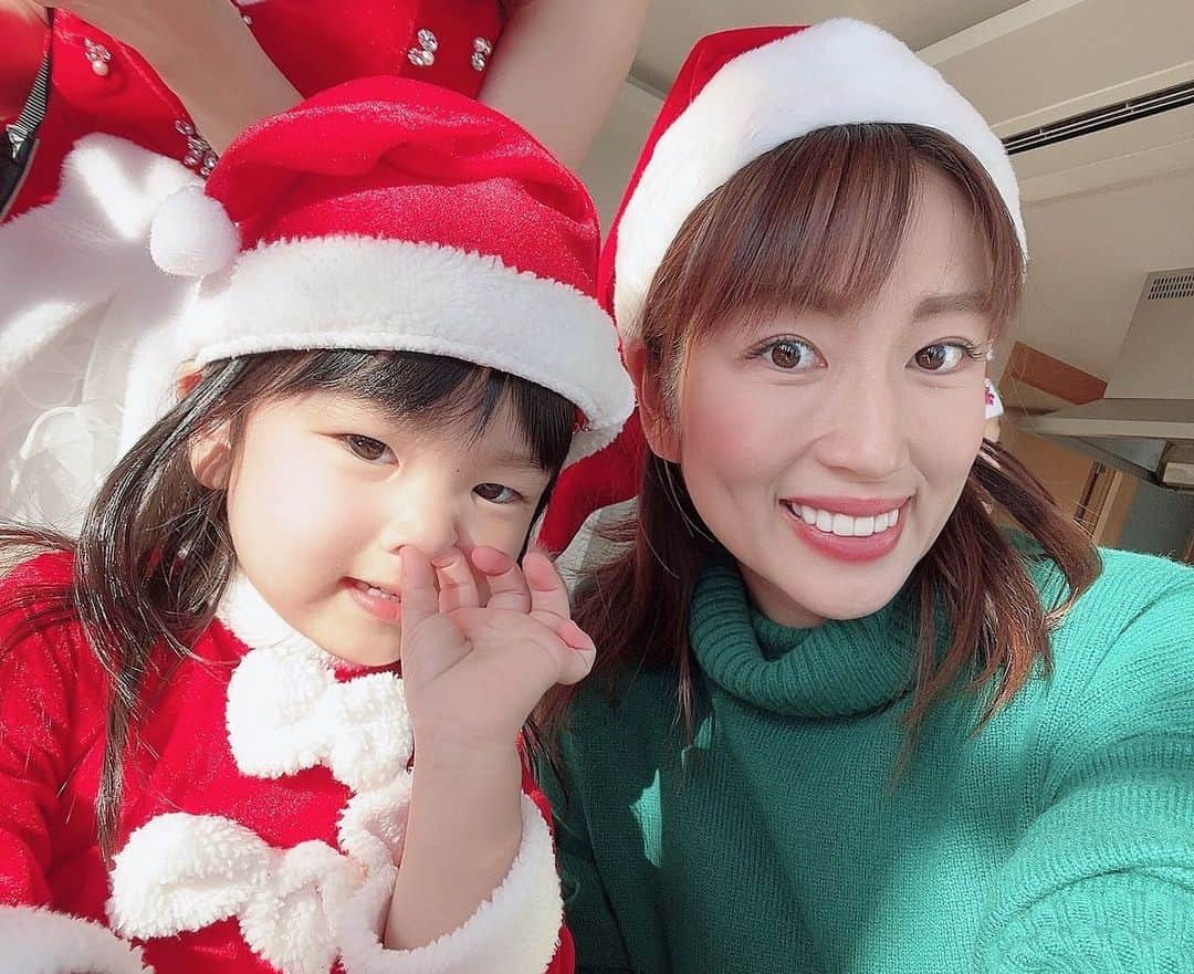 庄司ゆうこさんのインスタグラム写真 - (庄司ゆうこInstagram)「@natsukohayashi なっちゃんのお家でクリスマスパーティー🥳🎉 ももちゃんもサンタコスプレ🎅 私は手抜きで帽子だけにしました🤣笑 なっちゃんのお家は子供部屋が２つもあっておもちゃもたくさんあるから子供たちも勝手に遊んでてくれてホント助かる❣️みんなでワイワイして楽しかったぁー🥰 しかし最後の写真、ももちゃん鼻ほじりすぎー🤣🤣🤣 #クリスマスパーティー#クリスマス会#サンタコス #ホームパーティー#ママ友#女の子#男の子#こどものいる暮らし」12月12日 21時05分 - yuko.shoji