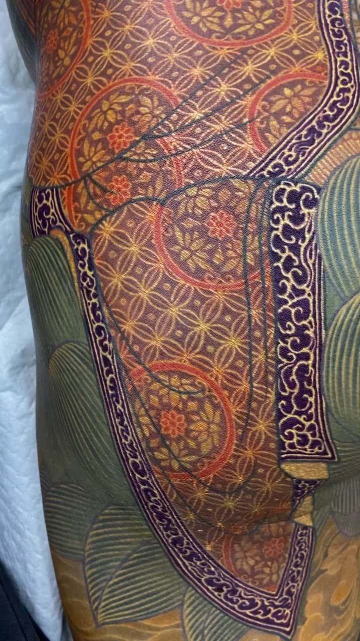 SHIGEのインスタグラム：「Evolving detail,, will be complete next time this Amida Nyorai,, 南無阿弥陀仏  #shige #shigetattoo #shigeyellowblaze #yellowblazetattoo #黄炎 #阿弥陀如来 #阿弥陀仏 #仏画 #日本刺青 #amidanyorai #amida #japanesetattoo #japaneseart #detail #inprogress @bishoprotary #bishoprotary @inkeeze #inkeeze #dipcaps #bishopfamily @fusionink #fusionink #fusioninkproteam」