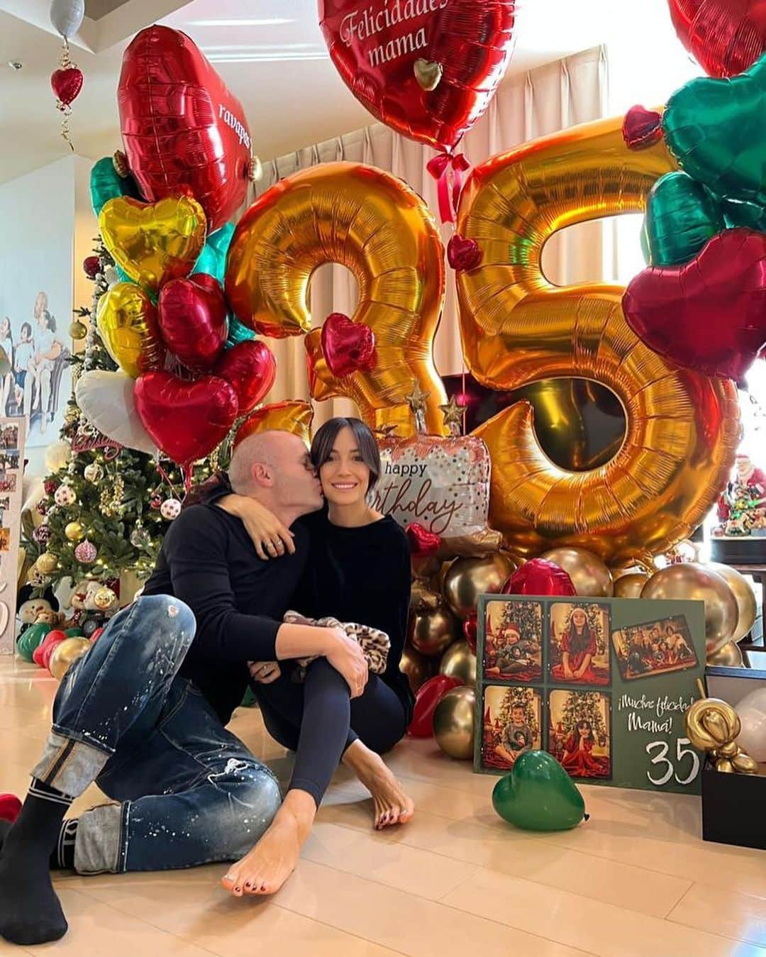 アンドレス・イニエスタさんのインスタグラム写真 - (アンドレス・イニエスタInstagram)「35! Qué bonito celebrarlo juntos y disfrutar cada minuto contigo mam, porque soy y somos unos afortunados de estar a tu lado! Gracias por todo y sobretodo, sé feliz! Te queremos! Te quiero! #ravapas💫   35！一緒に祝うことができ、ママと一緒の時間をを楽しむことができ、本当に素敵な日でした！私含め、ママのそばにいられることがなにより幸せです！いつもありがとう、幸せに過ごそうね！愛してるよ！みんな愛してるよ！#ravapas💫」12月12日 21時08分 - andresiniesta8