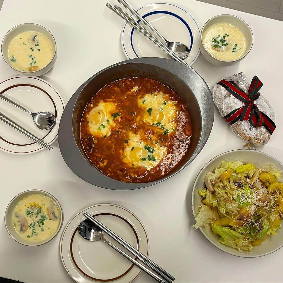 ウォン・ジナのインスタグラム：「유능지는 좋겠다..요리잘하는 짝꿍이랑 평생 행복하게 살거라서💜 급 왔는데 이정도면 다음에 더 기대 하잖아요✨#완벽👍🏻」