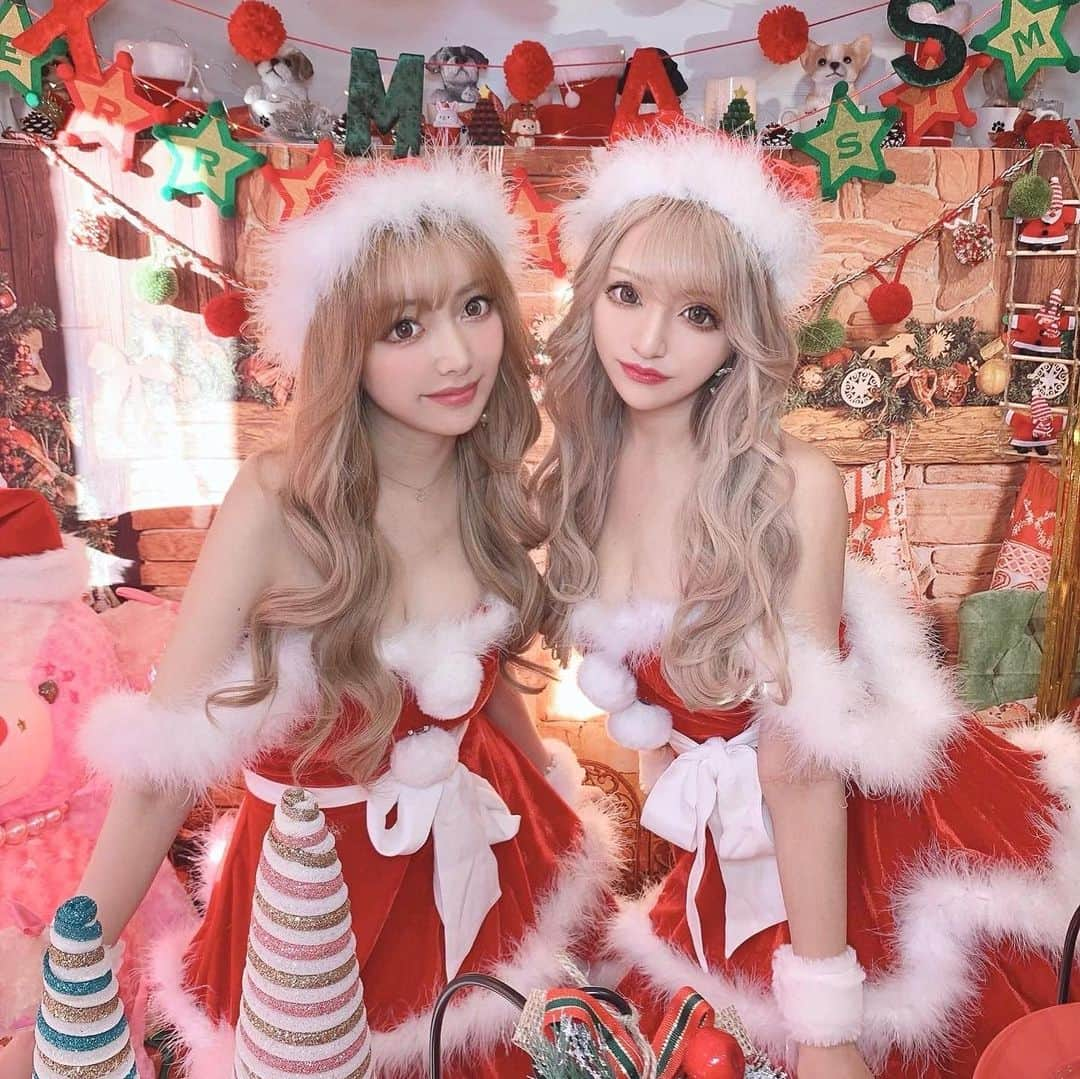 吉川ちえさんのインスタグラム写真 - (吉川ちえInstagram)「りなちゃんデザイン🎅🏻の サンタコスを着ました~👧🏻💗 ( @dress_sugar )で買えるよん🙋‍♀️ . スカートボリューミーでウエストリボン🎀ついてるから 可愛いし形めっちゃ綺麗だった😚✨ オフショルで着れるのも良かった❤️ . 可愛いサンタコス着れて嬉しい👸 さっすがりなちゃん👏🙈💕 . #サンタコス #Sugar #サンタ #キャバドレスsugar」12月12日 21時30分 - yoshikawachie_16