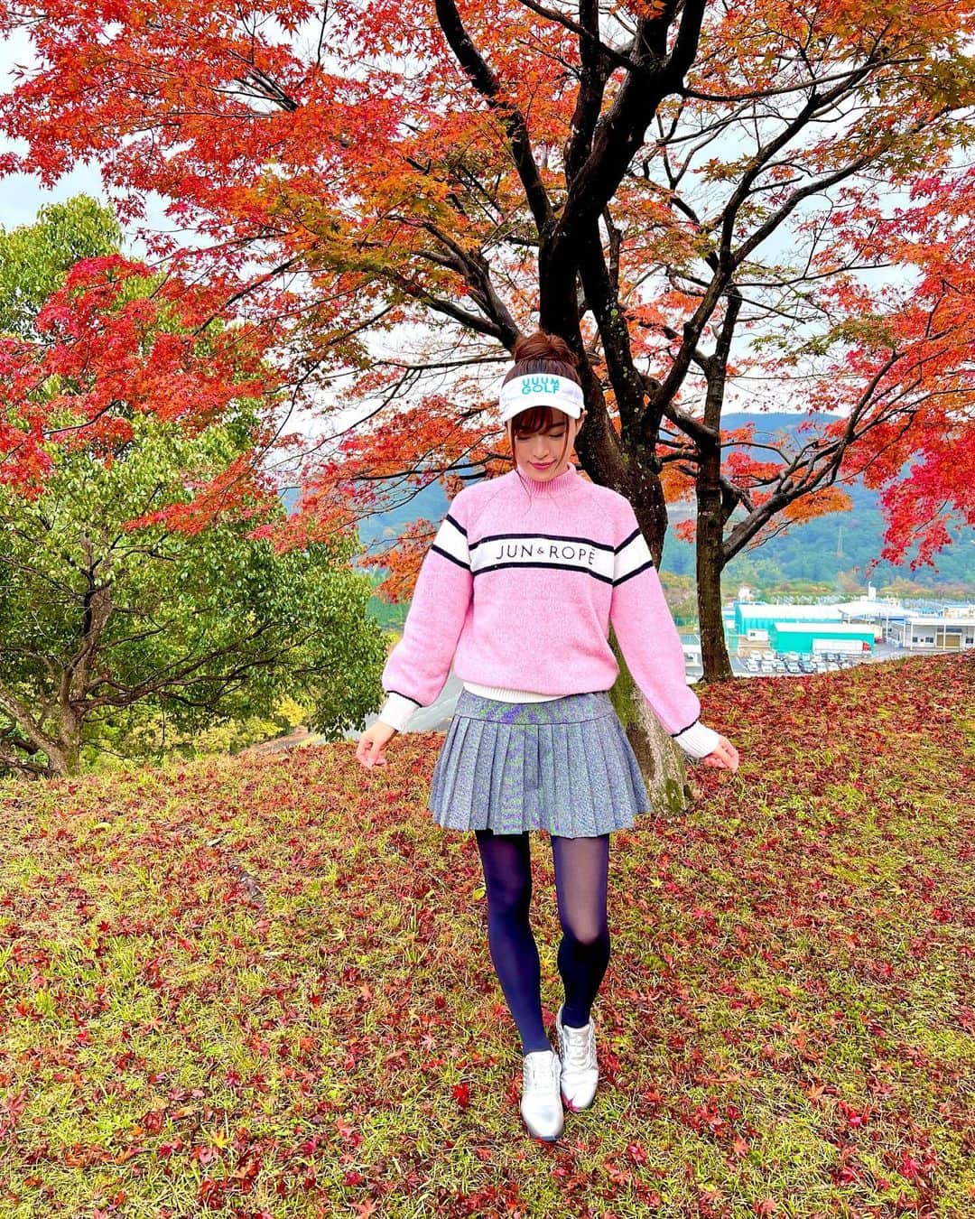 高橋としみさんのインスタグラム写真 - (高橋としみInstagram)「紅葉とパシャリ✨✨ ゴルフ場で季節を感じる⛳️ .  ウェア全身　@junandrope  シューズ　@footjoy.japan  #ゴルフ#ゴルフ女子#ジュンロペ #golf」12月12日 21時37分 - toshimi_1002