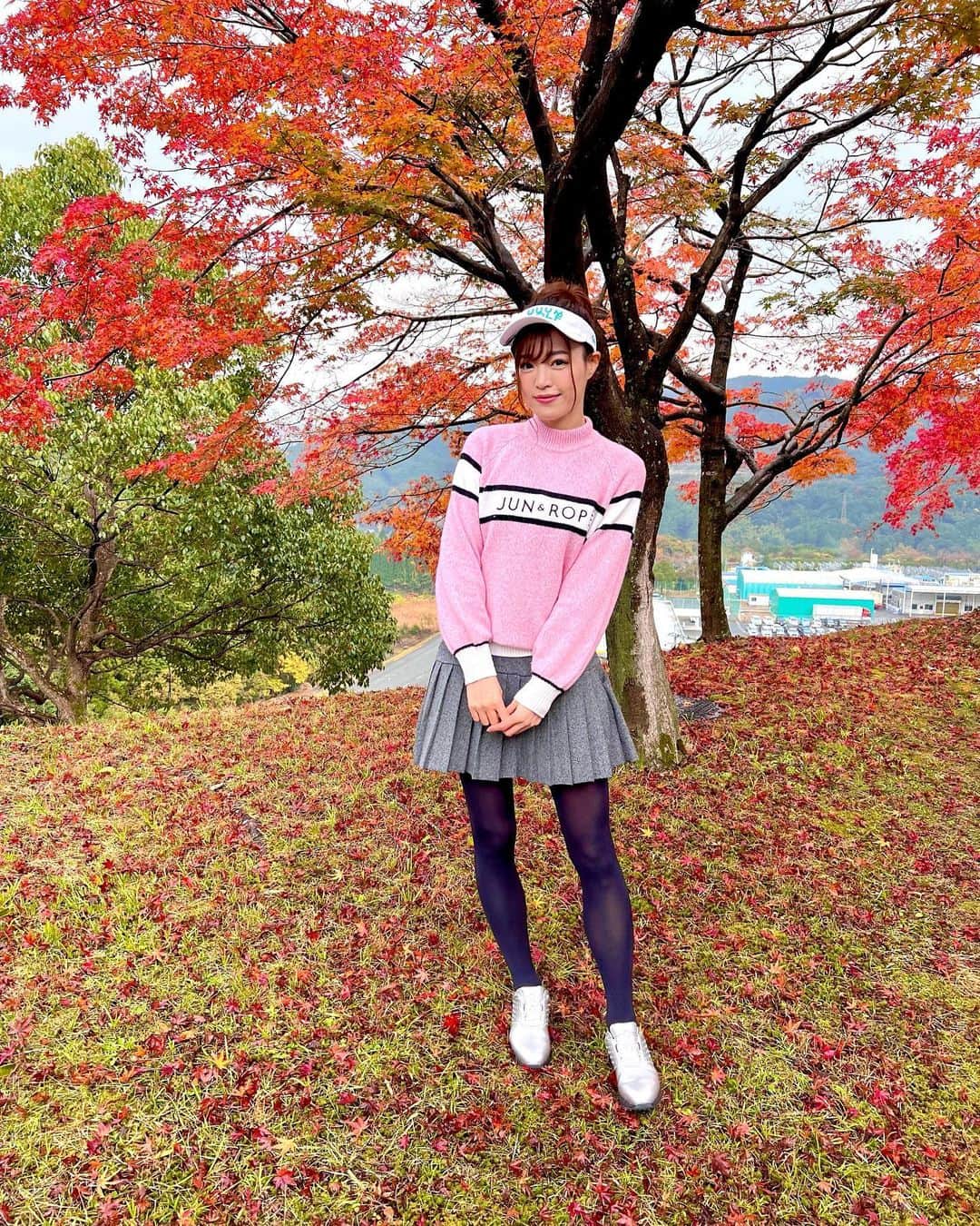 のインスタグラム：「紅葉とパシャリ✨✨ ゴルフ場で季節を感じる⛳️ .  ウェア全身　@junandrope  シューズ　@footjoy.japan  #ゴルフ#ゴルフ女子#ジュンロペ #golf」