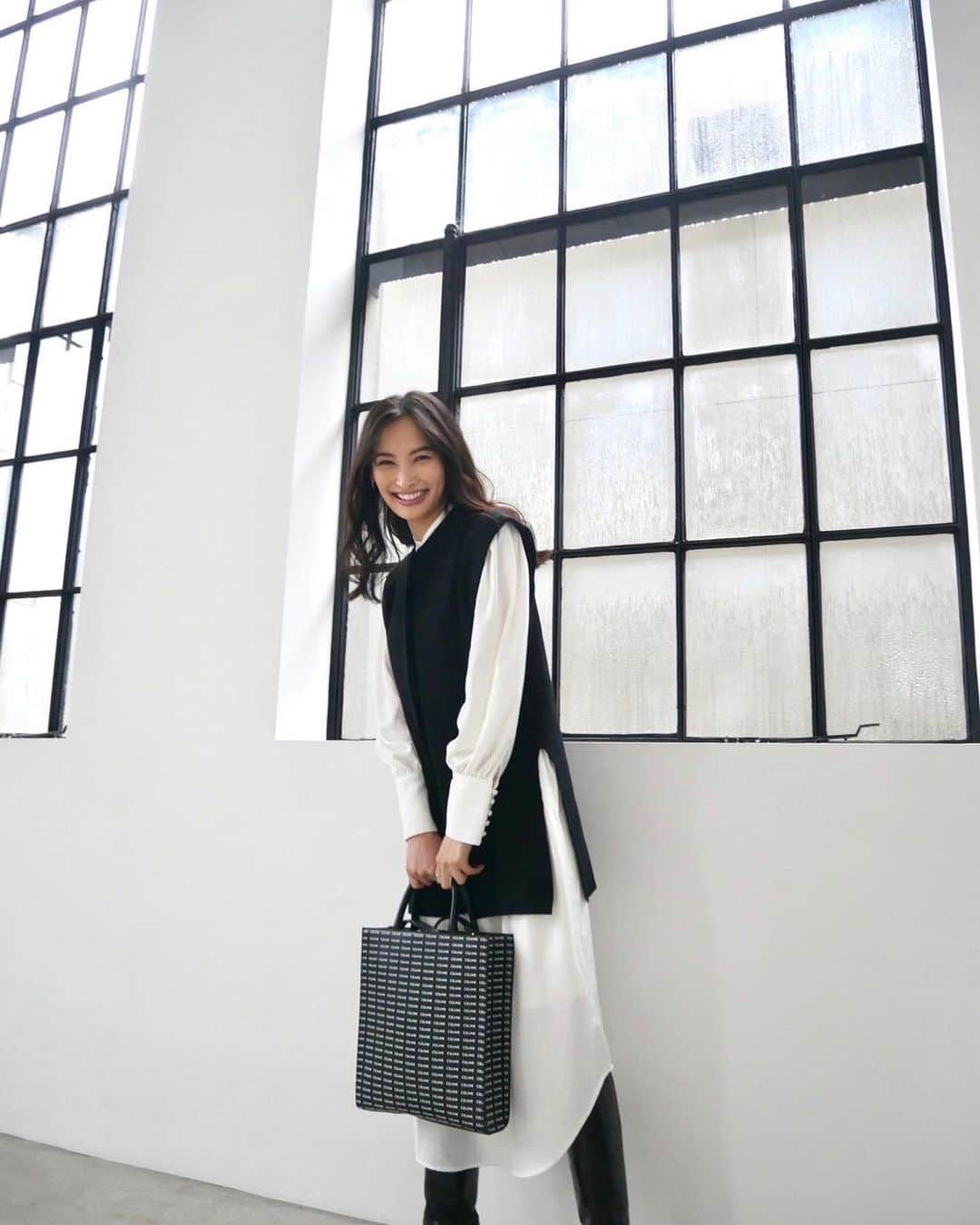 大政絢のインスタグラム：「#今日の絢服   🖤🤍🖤  shirt dress#amerivintage  bag#celine」