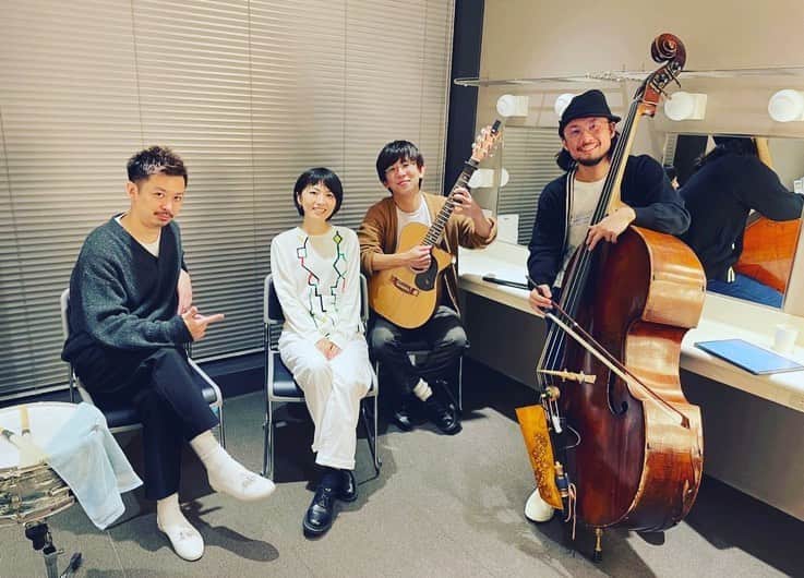 熊木杏里のインスタグラム：「今年の春夏秋冬のライブ 冬をおさめた今日でした。  音楽はいいなぁ 支え、支えられ。  みんなの笑い声と拍手をもらって また来年20周年を頑張れる。  ありがとうございました。」