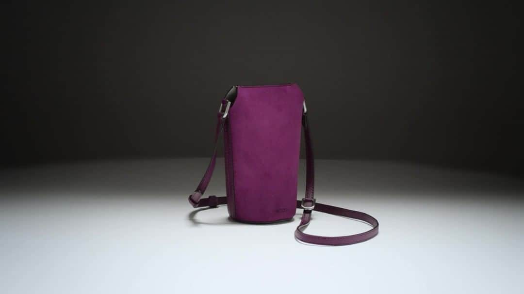 エコーのインスタグラム：「Celebrate your people. The Pot Bag is the perfect gift for family and friends. Inspired by a vintage Danish watering pot, the bag is perfectly sized for phone and keys. Wear it necklace style or crossbody for a hands-free holiday.  - Explore more gift ideas at @eccoleathergoods  - #toolsforanewworld #eccoholiday」