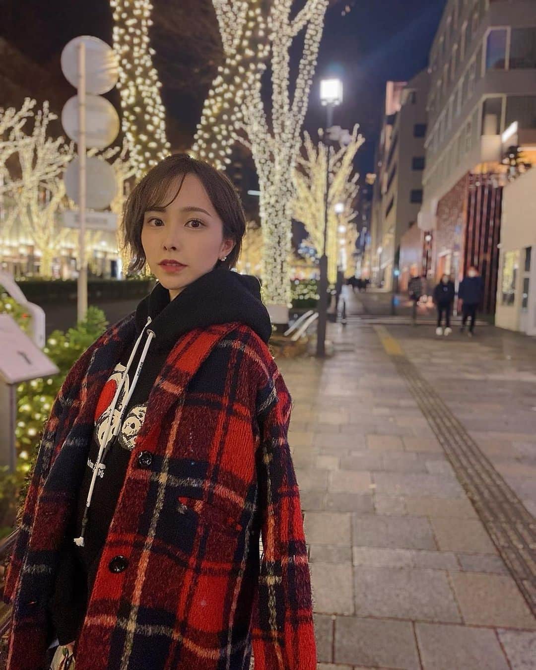 黒澤詩音のインスタグラム：「イルミネーションだいすき🌟  表参道も六本木もキラキラですよね、この時季。  去年、クリスマスケーキを食べ忘れたのですが今年はちゃんと食べられるかな？  さて、今週もグリーンチャンネル🐴 ご視聴ありがとうございました😊  年内の中継も残すことあと2週！ どうぞよろしくお願いします🐴  #イルミネーション #表参道 #アナウンサー　#スポーツキャスター #ショートヘア #ショート女子」