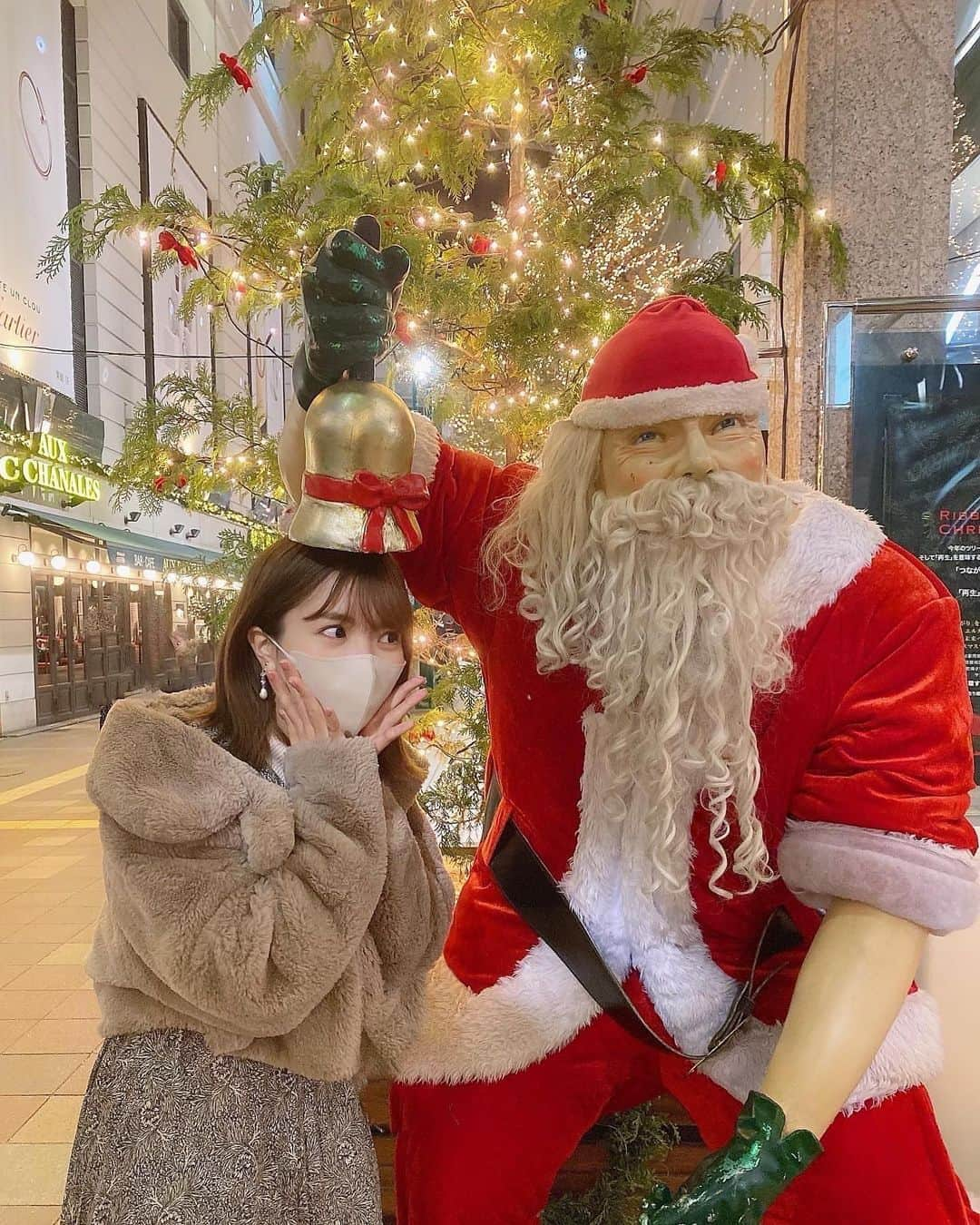 渕上舞のインスタグラム：「𖤐⁎ 街中で遭遇したサンタ🎅 すっかり12月ですね〜🎄 ⁡ ⁡ #撮り方間違えてる気がする 🔔 #クリスマスマーケットのポテト食べれますように」