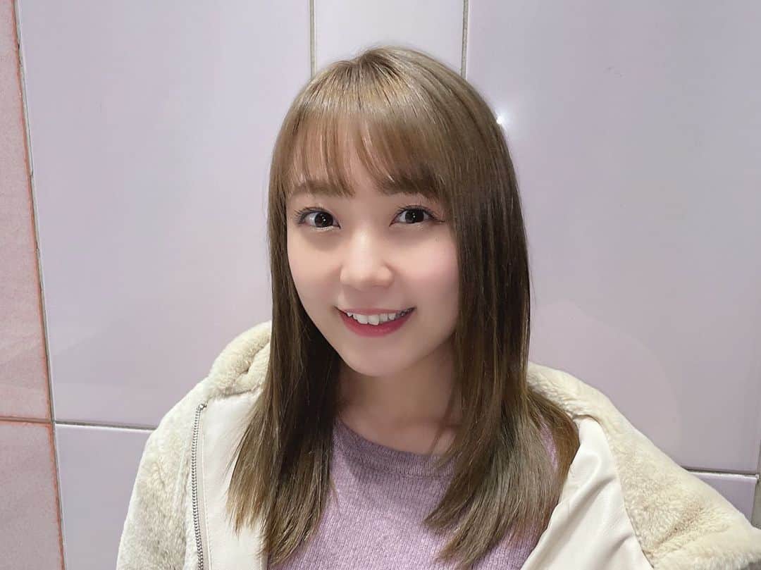 のインスタグラム：「そういえばちゃんと投稿出来ていないままに金髪投稿が続いているのですが、NIRVANAの舞台に合わせて、とっても久しぶりにブリーチ2回のハイトーンにしたのです👩🏼✨カラーしたての時はオリーブっぽい色味でした✨だんだん抜けていくのも楽しいので、しばらくハイトーンも楽しもうと思います😌💕💕💕 . . . . . #gardenAOYAMA #田畑さん #いつもありがとうございます #表参道 #青山 #美容院 #hairsalon #haircolor #hairstyle #ハイトーン #ハイトーンカラー #金髪 #アラサー女子 #ぷに子 #photooftheday #JAPAN #japanesegirl #instagood #followme #ricashima #嶋梨夏」