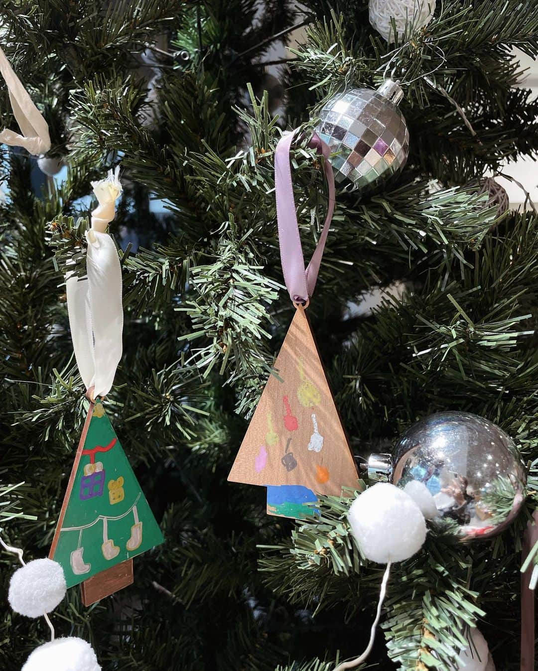 正中雅子のインスタグラム：「この週末は、子供達とホリデーシーズンをたっぷり楽しめた🎄✨  今日は、 @wrium_jp であったホリデーイベントへ💫  @threem.official のトッパーは勿論 オーナメントに子供たちがペイントするワークショップも素敵でした🎄  それぞれの個性が出てて見てて楽しかった！ めちゃthe乱暴な男🦍な息子がまさかの繊細なペイントしていた時は 驚いた😂🎨笑  @mitsuko_0315 の長女の子供店長ぶりにもキュンとしたし MITSUKOの温かいおもてなしにもいつも感動する🥰  楽しい時間をありがとう🎄  来週の19日もあるみたいですよー！  クリスマスって夢があって気持ちも暖かくなって好きやなー♡  ☺️🎄✨」