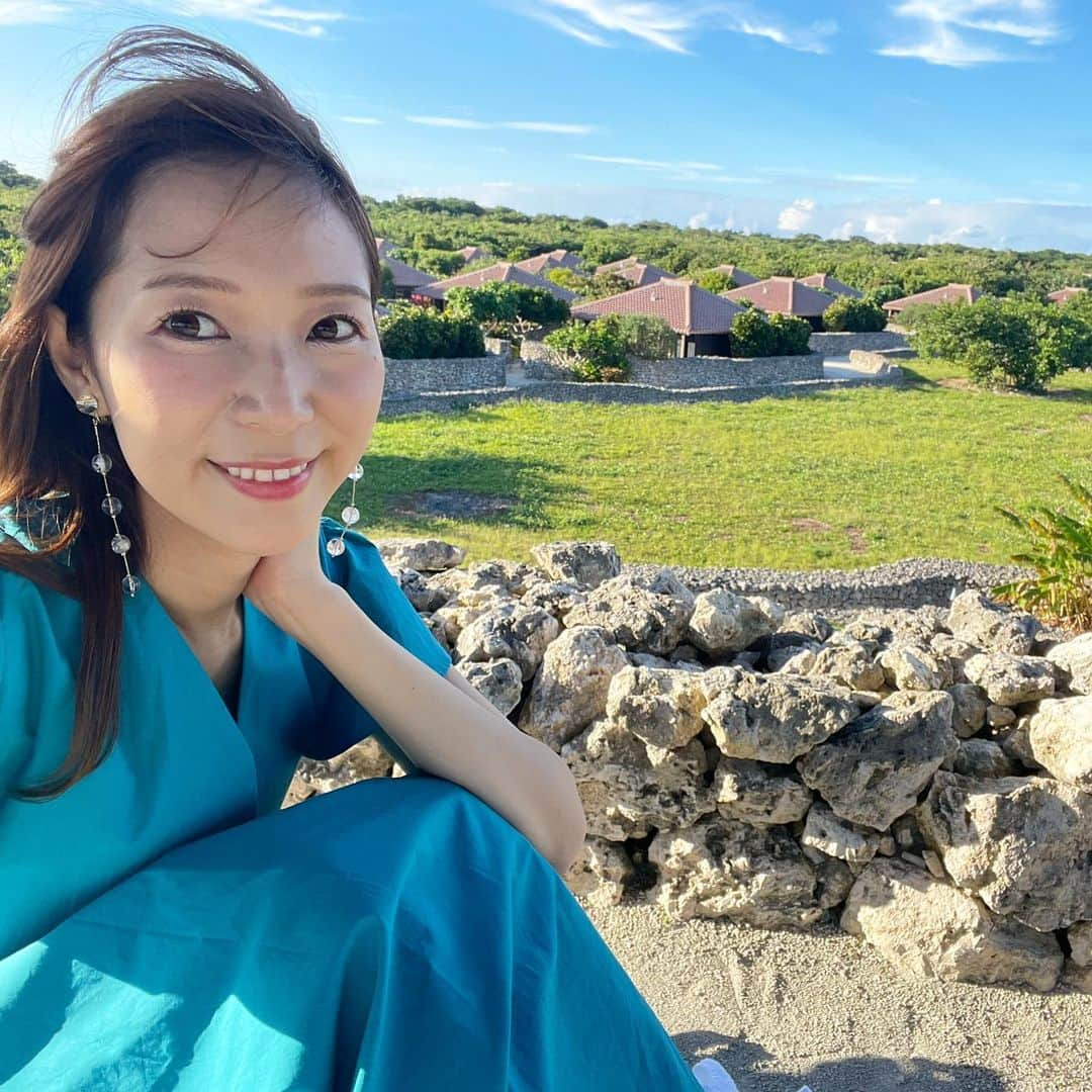 小野澤玲奈のインスタグラム：「温かいメッセージありがとうございました💕  結婚式の余韻をちょっと感じながら 普通に仕事で現実的な１週間を過ごし…笑  打ち上げのような ２泊３日のプチハネムーンに来ました🏝  半袖でも暑い ちょっと日焼けしてもいいか😊🌺  #ハネムーン #プチハネムーン #新婚旅行  #沖縄 #竹富島 #星のや竹富島  #夕日」