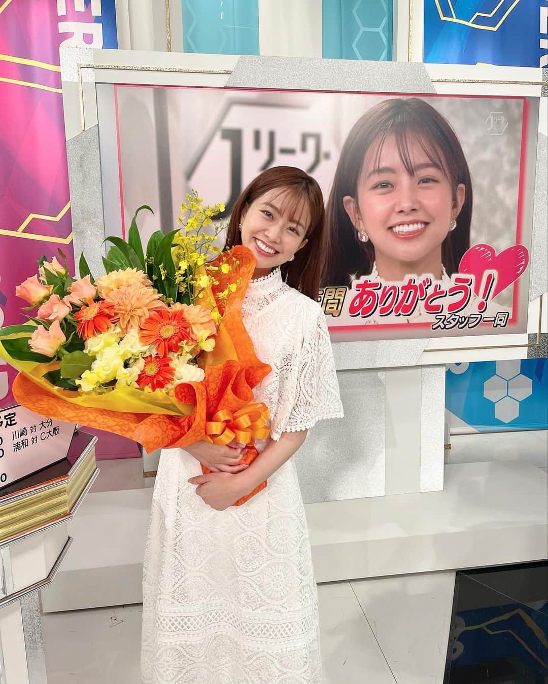 中川絵美里さんのインスタグラム写真 - (中川絵美里Instagram)「💐 5年間MCを務めたJリーグタイムを卒業しました。 こんなに長くお世話になれるとは思わず、感謝の気持ちでいっぱいです。  スカパーのマッチデーから合わせて6年、全国本当にたくさんの場所に取材に行かせていただきました。 いつも快く協力してくださった関係者の皆さま、サポーターの皆さん、ありがとうございました✨  とにかく数え切れないほどのJリーグの感動や愛を受け取った6年でした！  そしてどんな時も意見を尊重し共に番組に臨んでくださったJタイムチームには感謝し切れません。空き時間や外でもほぼサッカーの話しかしないような、本当にサッカー愛溢れる最高のチームです。  まだまだ綴りたいことがありますが、昨日の番組でもたっぷりお時間いただきお話ししたので…  番組は卒業となりますがこれからは一ファンとして毎週末を楽しみにしたいですし、また様々なところで皆さんとお会いできるように精進していきたいと思います！！  最高の週末を本当にありがとうございました😌  #jリーグタイム#nhk#感謝」12月12日 22時26分 - emiri_nakagawa