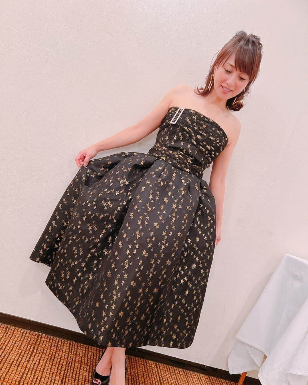 渡辺美奈代さんのインスタグラム写真 - (渡辺美奈代Instagram)「夜の部  #クリスマス会 #黒のドレス #星」12月12日 22時38分 - watanabe_minayo