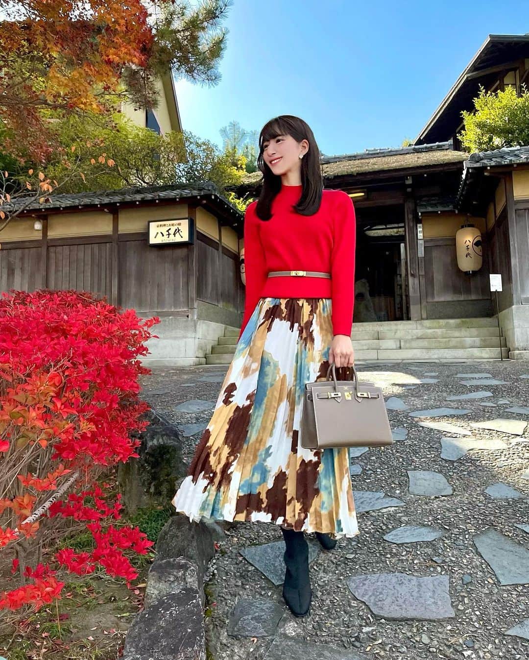 Manaさんのインスタグラム写真 - (ManaInstagram)「🍁⛩🇯🇵𝑲𝒀𝑶𝑻𝑶🤎𝑩𝒆𝒂𝒖𝒕𝒊𝒇𝒖𝒍 𝒋𝒂𝒑𝒂𝒏𝒆𝒔𝒆 𝒉𝒐𝒕𝒆𝒍✨ . こんばんは😊 先日の京都で宿泊した 素敵な旅館をご紹介します💕 . 1915年より南禅寺の別邸としてあった 老舗の料亭旅館「南禅寺 八千代」 . 南禅寺は紅葉の観光地としても有名で 表参道に面しているこちらの旅館は 紅葉のピーク時には予約が取れないほど人気で ずっと行きたかった旅館🥺❤️ . 広い日本庭園に囲まれたお部屋は 日中も夜も素敵で秋には紅葉を眺めて お食事をすることができ、とても贅沢でした💕 . . お食事は枚数制限で載せきれませんでしたが 松茸、鮑、伊勢海老、鯛などの食材が 京都ならではの繊細なお料理となっていて 舌鼓を打つような美味しさでした✨ またいつか必ず伺いたいです💓 . . . #京都 #京都観光 #京都旅行 #秋コーデ #赤コーデ #紅葉コーデ #日本庭園 #旅館 #料亭 #老舗旅館 #ステイケーション #京料理 #京都グルメ #京都ランチ #日本酒 #京都ホテル #紅葉 #紅葉狩り #2021秋冬 #そうだ京都行こう #南禅寺 #南禅寺八千代 #八千代 #kyoto #kyotojapan #ryokan #japanesehotel #nanzenji」12月12日 23時13分 - mana.tcy