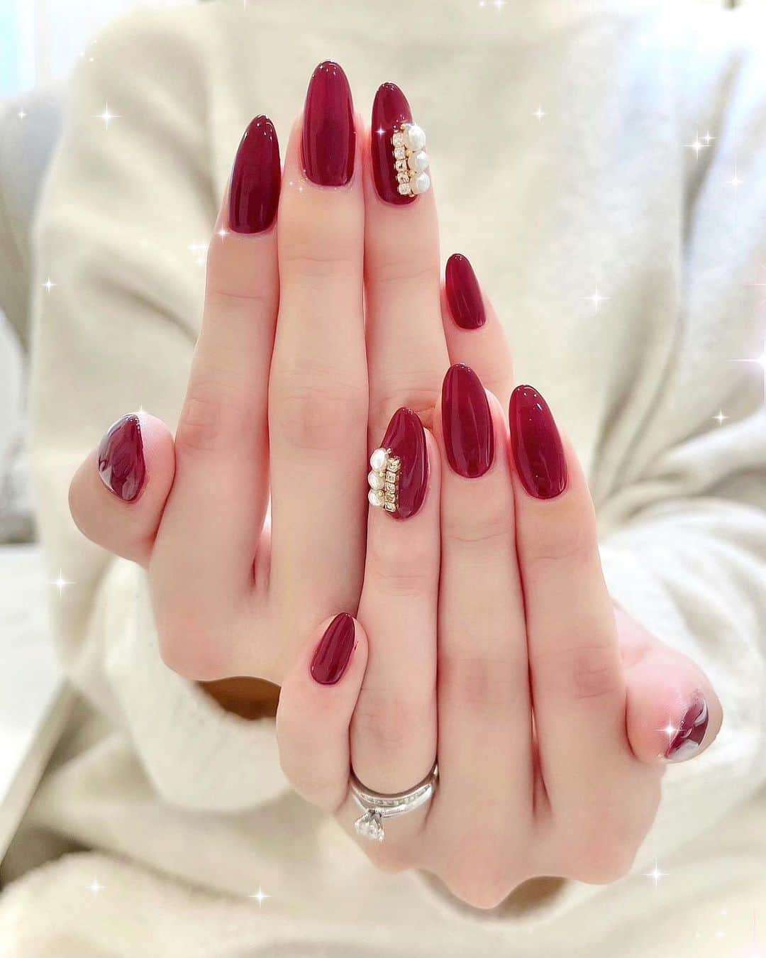 のインスタグラム：「3連続で赤ネイル…💅❤️  @kiss.kiss.nail さんの赤ネイル本当にどれも可愛くて、やめられないのっ❣️ 赤ネイル中毒です…🥰  今回も可愛いです…うっとり😭💕  #kisskissnail  #赤ネイル #nailsalon #銀座ネイルサロン」