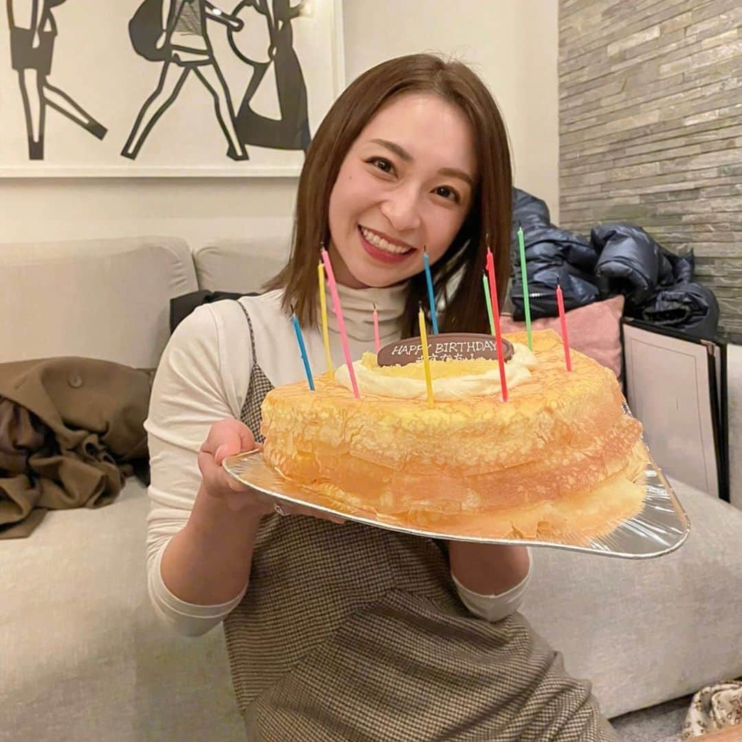 原明日夏のインスタグラム：「最も早いお祝い🎂  嬉しいよ〜🥲💕ありがとう！  夜になると疲れが顔に出ちゃうし、夜更かしすると次の日終わるし、脂っこいもの全然食べれないし、確実に若い頃とは違うけど、それも楽しんでいこう😋✌️  今が1番若い瞬間だからね☺️！！」