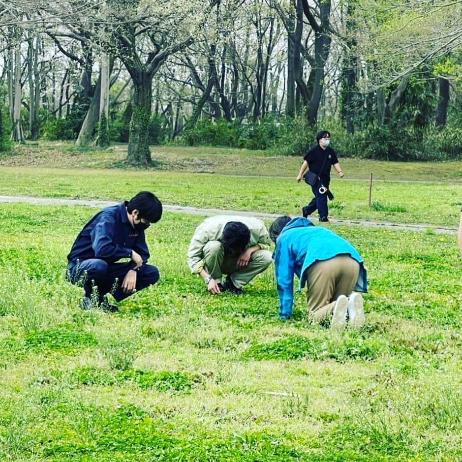 日本沈没-希望のひと-のインスタグラム：「#日本沈没希望のひと  ご視聴いただきありがとうございました。  これからの未来で幸せを掴めるよう、 田所博士と天海、そして世良教授のメッセージが皆さんの心に届いていますように  写真は幸せの四つ葉のクローバーを探している3人🍀😊  #日本沈没」