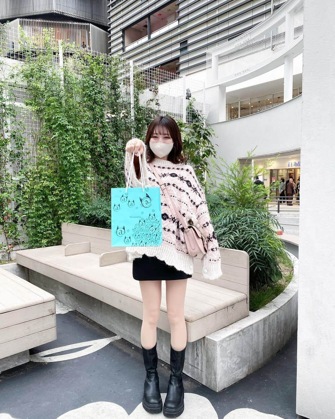 Ayanaさんのインスタグラム写真 - (AyanaInstagram)「🩰｜favorite knit ♥💫 ⁡ ⁡ ZARAで一目惚れした オーバーサイズのニット🧶 近々YouTubeで、 ZARAの購入品紹介します… わくわく… 🥺 ⁡ ⁡ この日はサプライズで お誕生日プレゼントをいただいて にこにこしてます ♬︎👏🏻 楽しかった〜 🥺 ⁡ ⁡ 𝗍𝗈𝗉𝗌&𝗌𝗄𝗂𝗋𝗍 @zara  𝖻𝗈𝗈𝗍𝗌 @milaowen_official  𝖻𝖺𝗀 @furla  ⁡ ⁡ ⁡ ⁡ ⁡ #なぁな服 #全身コーデ #ZARA #furla #ザラ #ザラ購入品 #ザラコーデ #ニット #オーバーサイズ #milaowen #ミラオーウェン #usagionline #ミニスカート #ミニスカ」12月12日 23時16分 - naalunlun