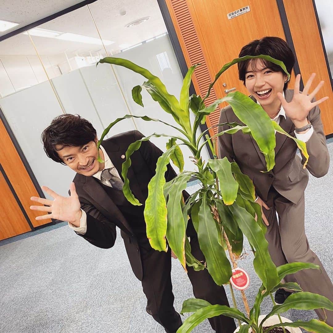 最愛のインスタグラム：「最終話放送まであと…5日‼︎ 葉っぱがお気に入りのお二人…🌿✨  ラスト、この二人の関係はどうなるのでしょうか😆  #最愛ドラマ #tbs #佐久間由衣 #津田健次郎 #最終話12月17日夜10時」