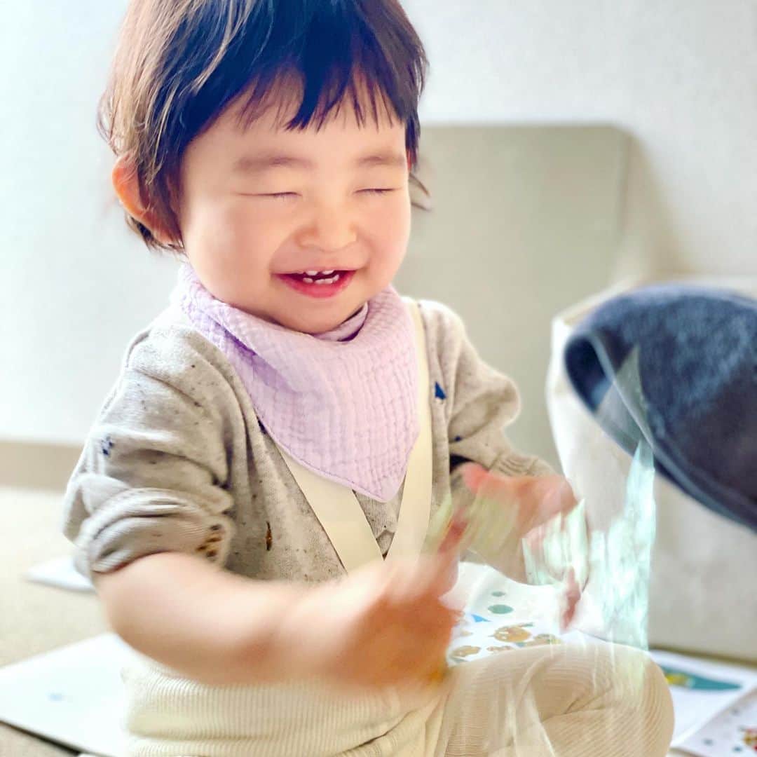 栄田祥子さんのインスタグラム写真 - (栄田祥子Instagram)「この日、こんなに離れたところから彼女を眺めるのは産後初だな、と気がついた。振り返りもせず、ひとりでずんずん歩いて行き、遠くでとても楽しそうにしている。ああもう赤ちゃんじゃない、次のステージに入っているんだなと実感。なんとも切なく、愛おしい気持ちが静かに爆発。ちょっと泣いた。  📝言葉メモ おいしい、よいしょ、やったー！、ごー！、はーい、あった！、ねー？、にゃんにゃん、ペタ！、ぴかぶー！、ゆーらゆら、ごあん(🍚)、ななな(🍌)、いんご(🍎)、みあん(🍊)」12月12日 23時34分 - shoko_eida