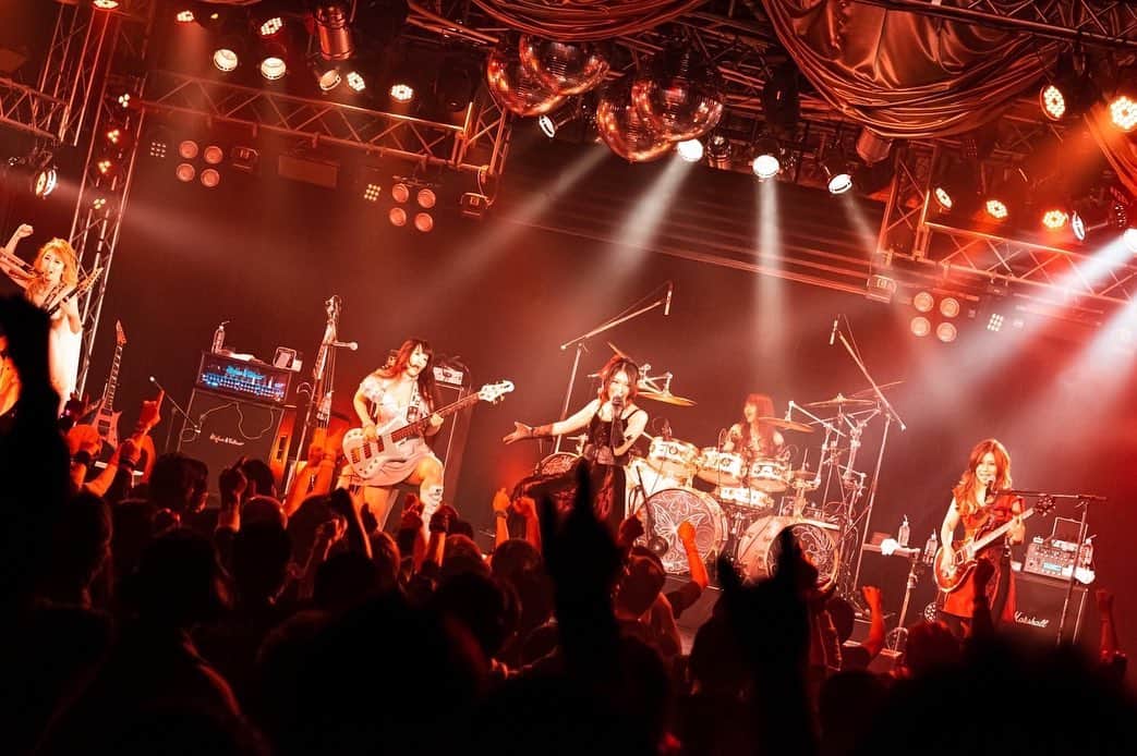 Marinaのインスタグラム：「2021.12.12 名古屋ReNY limited❤️‍🔥  ありがとうございました！！  📷Photo by @ha_____y7   #Aldious #アルディアス #femalemusician #metal #girlsmetal #music #Japan」