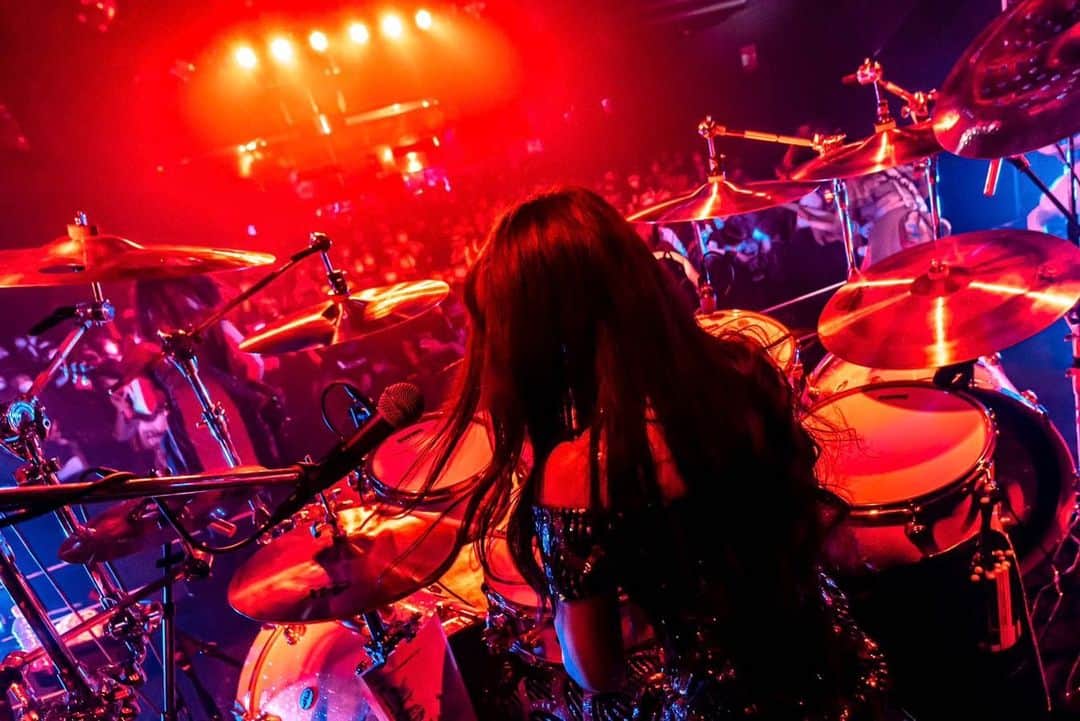 Marinaのインスタグラム：「❤️‍🔥❤️‍🔥❤️‍🔥  📷Photo by @ha_____y7   #Aldious #AldiousMarina #アルディアス #femalemusician #femaledrummer #drummer #drums #dwdrums #drumslife #drumset #drumkit #drummergirl #girlband #music #metal #rock #jrock #drumstagram #evans #instagood #vicfirth #myperfectpair #sabian #girl #ドラム #ドラマー」