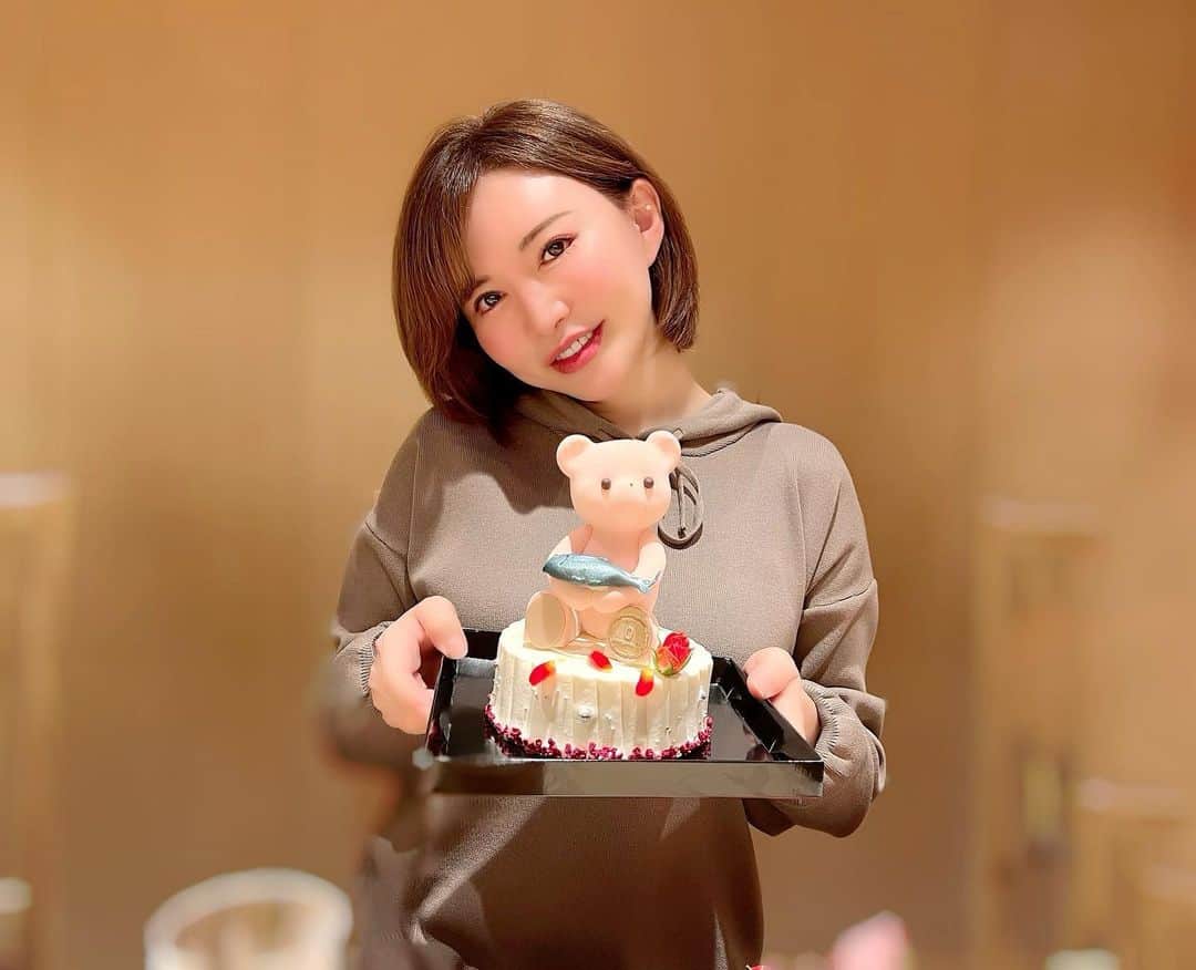 里美ゆりあさんのインスタグラム写真 - (里美ゆりあInstagram)「熊🧸がクロマグロを抱えてるケーキ🎂 可愛い〜🥰 熊さんはホワイトチョコレートで耳から食べちゃいました😁 ありがとうございます🥰  #birthday  #yuriasatomi #thankyou  #誕生日 #バースデー #お祝い  #ありがとう」12月13日 0時04分 - satomiyuria