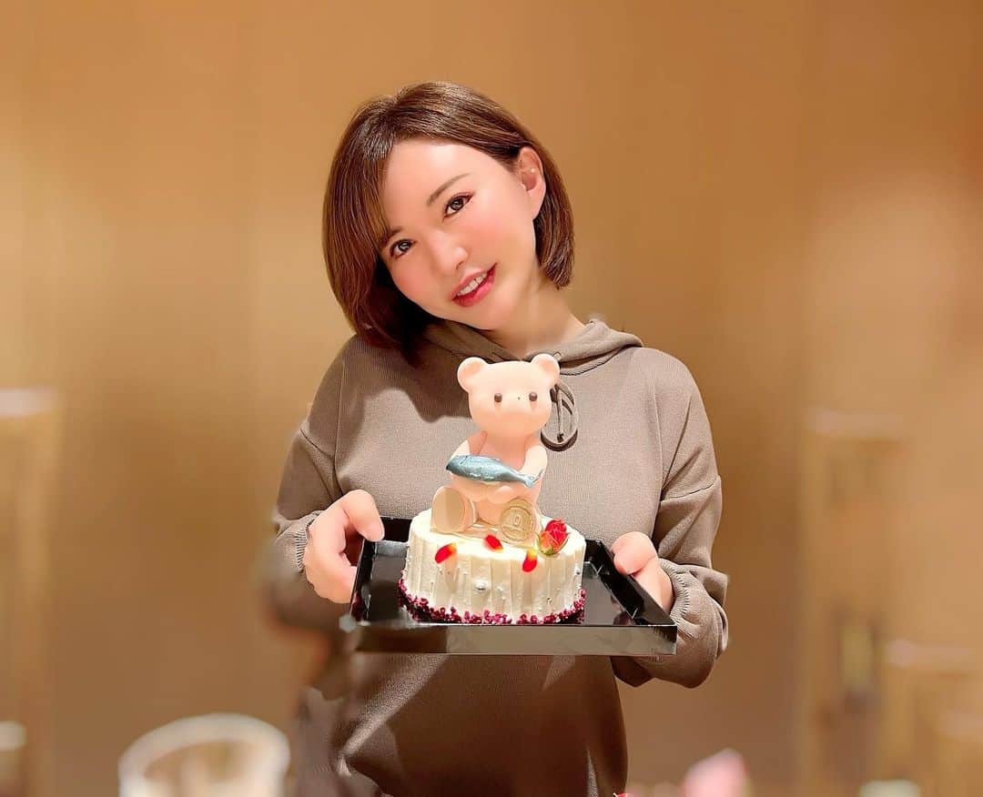 里美ゆりあのインスタグラム：「熊🧸がクロマグロを抱えてるケーキ🎂 可愛い〜🥰 熊さんはホワイトチョコレートで耳から食べちゃいました😁 ありがとうございます🥰  #birthday  #yuriasatomi #thankyou  #誕生日 #バースデー #お祝い  #ありがとう」