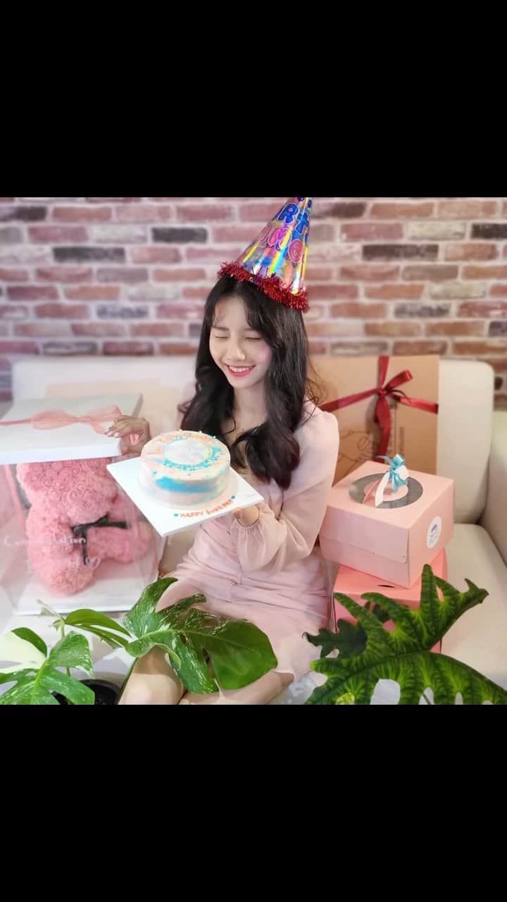 suna（ソナ）のインスタグラム：「행복했던 생일🎂츅하해주셔서 감사합니다 이제 생일끝! 5주년!」