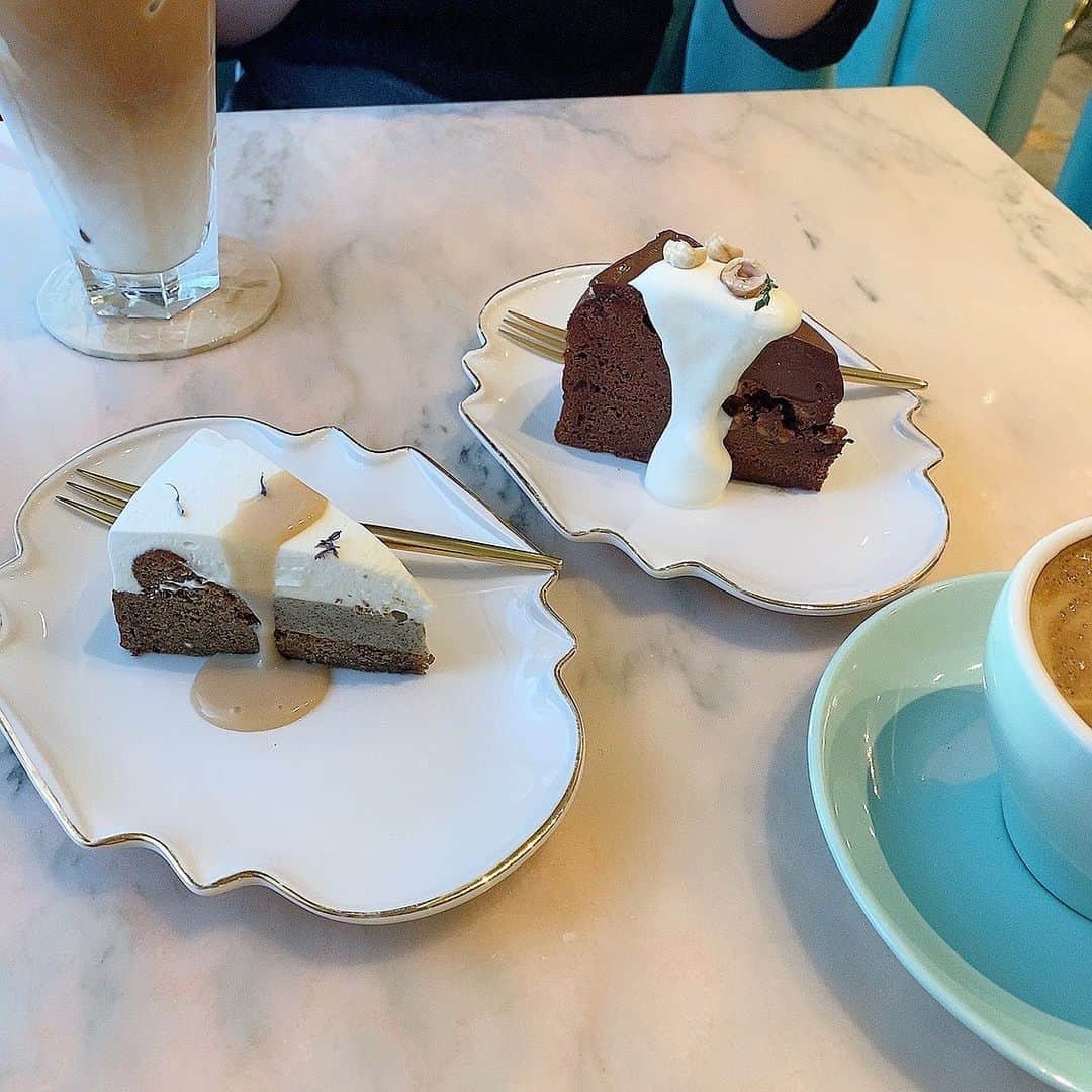 柿崎裕美のインスタグラム：「😌🍰🤎 #ケーキ #cafe #カフェ#カフェ巡り#salondelouis #表参道カフェ#青山カフェ#ガトーショコラ」