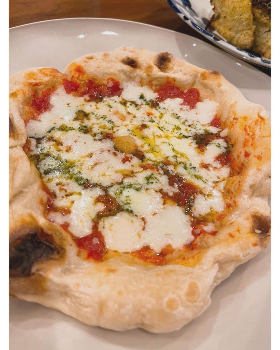 佐々木希さんのインスタグラム写真 - (佐々木希Instagram)「忙しい時の#Oisix  助かります✨ Oisixで頼んだ#PSTRoppongi のピザ。 冷凍ピザとは思えない本格的な味でペロリでした！ お野菜も、オリーブオイルと塩を振りかけてオーブンで焼いただけなのに、素材が良くて本当に美味しい。 #五十棲農園 の紫大根と、キャベツは#Oisix ☺︎」12月13日 9時45分 - nozomisasaki_official