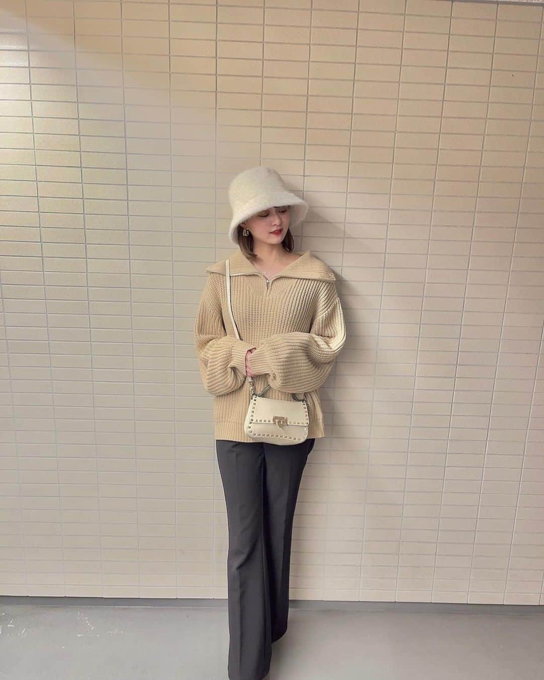 末次愛梨のインスタグラム：「今年流行ってる襟付きのニット🎀  今日みたいにフレアパンツと合わせたり、 ワンピース風に着てみたり、 いろんな着回しができて可愛い😍✨  ジップの位置もその日のスタイルに合わせて 調節できるから万能すぎる…🤦‍♀️💛  SHOPLIST限定らしいから ぜひセールでgetしてみてね〜！  #SHOPLIST#ショップリスト#ショップリストコーデ#SHOPLISTゆるニットコーデ#OLUPIC#ゆるニット」