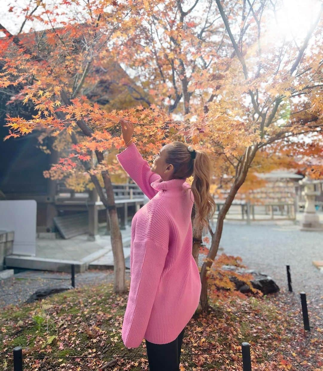 MALIAさんのインスタグラム写真 - (MALIAInstagram)「⠀ ⠀ ⠀  12月なのに紅葉が見れたり 曇り空から突然バーっと太陽の光が 勢いよく差し込んだりミラクルが 沢山起きたの🥺♥️♥️♥️♥️♥️ ⁡ パワースポットのお話し、歴史のお話し、 素敵な宮司さんの素晴らしい解説のお陰で 参拝もいつもの数百万倍楽しめました⛩✨ みんなにも知って欲しい事が沢山あったので YouTubeも撮ったよ♥️お楽しみにね😘 ⁡ #最高のパワースポット発見 📍 #山口県 #宇部市 #琴崎八幡宮 #御守りの数日本一 #905種類 #縁結び の神様 #お薬の神様 書ききれないほどの魅力🙏🏼♥️😍 つづきは #MALIACHANNEL でね📺✨」12月13日 11時08分 - maliarehman