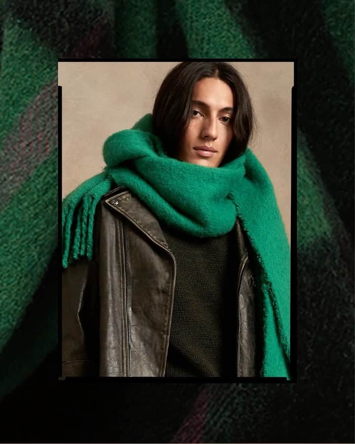 Banana Republic のインスタグラム：「Be merry in bright green pieces that enchant and delight the ones you love. Shop curated gifts by color via link in bio.」