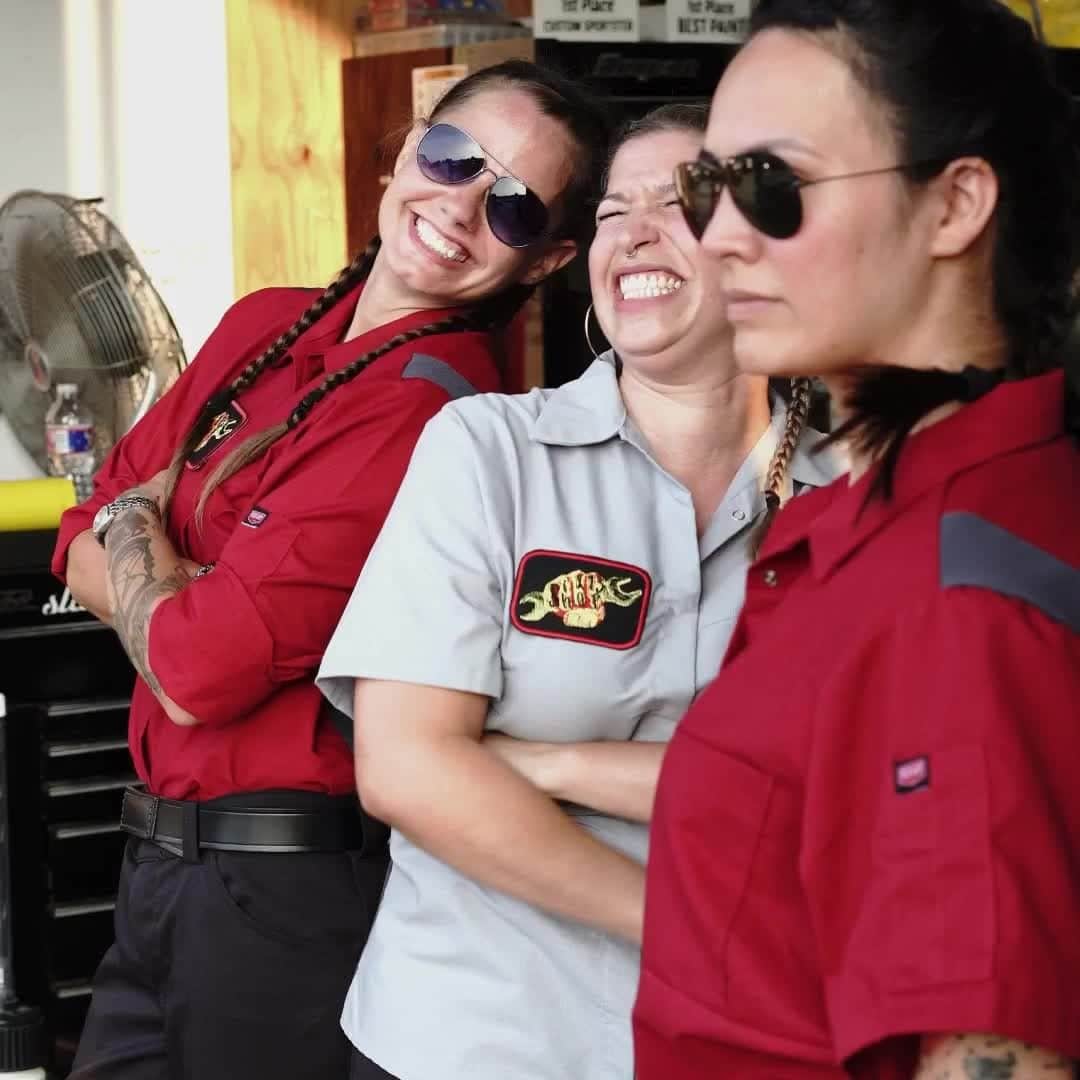 レッドキャップのインスタグラム：「Fixing cars and bustin’ smiles. A big thank you to Six13, a woman-run shop, for showing us around. 🚗👩‍🔧 #WomenInAutomotive #DoneRight #RedKap」