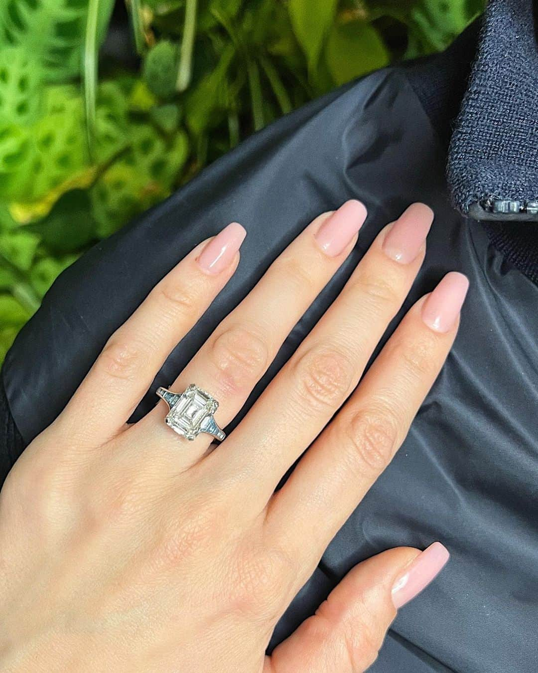 エム・フォードさんのインスタグラム写真 - (エム・フォードInstagram)「💍 I SAID YES!!!!! 💍 3.12.2021 - The happiest day of my life.   Here’s to forever @8_cyl 🧡. I can’t wait to be your wife 👰🏼‍♀️🤴🏽.」12月13日 3時25分 - mypaleskinblog