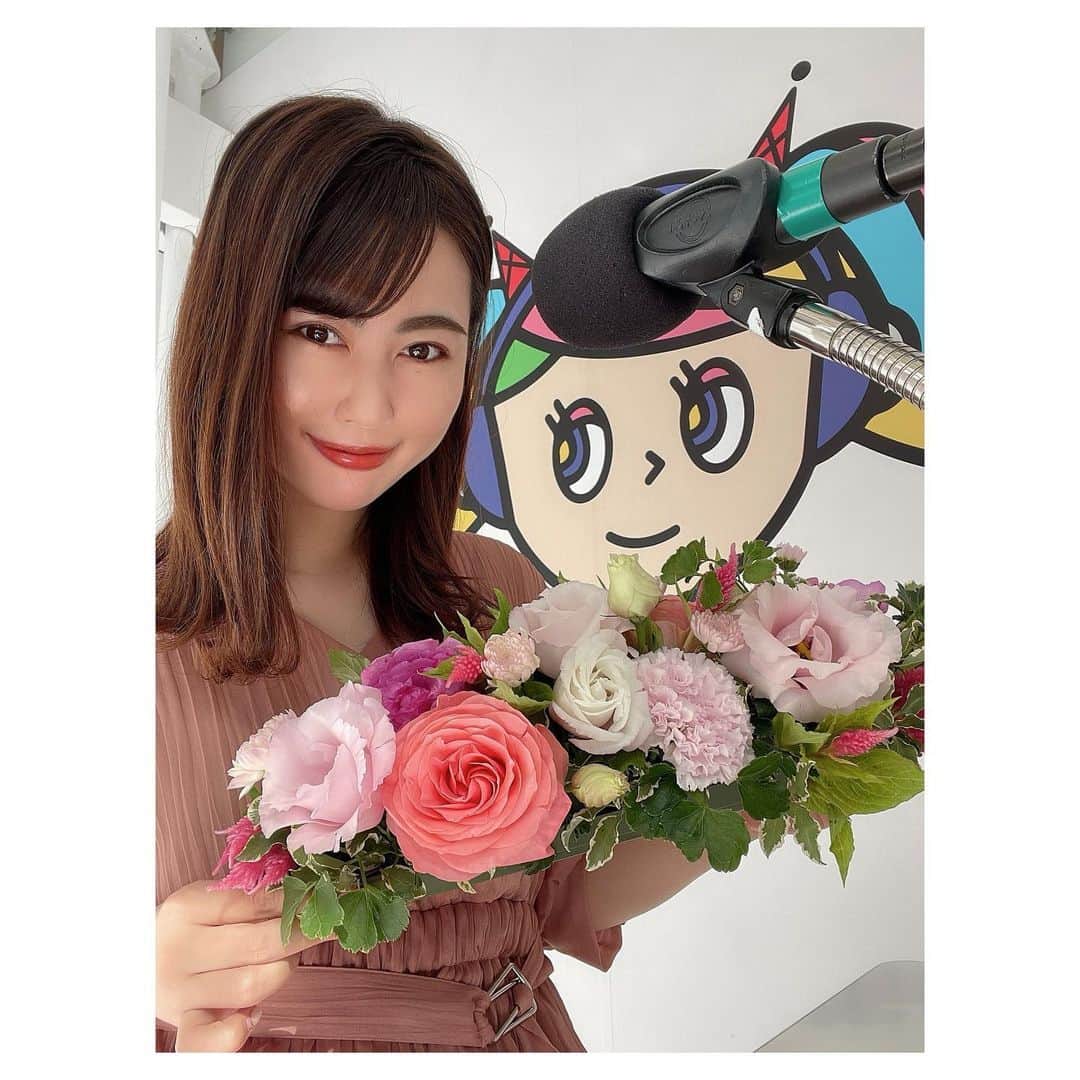 安蒜幸紀のインスタグラム：「. 【渋谷クロスFM】渋谷発‼︎情熱企業 . 第一生命さんがスポンサーをされている この経済番組も先月で一周年を迎えました💐 . もう一年？とびっくりするくらいの速さですが たくさんの素晴らしい志をお持ちの 社長さんたちをゲストにお招きしてきました！ . 本当に豪華な社長さんたちを お招きしておきながら この一年まったく番組について SNS更新もしていなかったので まとめて投稿させてもらいます😂 （インスタって1投稿10枚しか写真載せられないんですね🥲） . 一周年記念でスタジオを埋め尽くしたお花は 以前ゲストでお招きした @maison_fleurie_tamagawa  さんがアレンジして下さったもの🌸 . なんと私をイメージして アレンジして下さったお花だそうです🥺 感動！！ . こんなに素敵なお花に囲まれて 一周年の放送が出来たこと本当に感謝です🙇‍♀️ . 第一生命さんとはこの一年 オンラインセミナーや研修 キャリアコンサルタントとしても コラボさせて頂きまして とても楽しい時間を過ごさせて頂きました☺️ 改めていつも本当に有難うございます！ . 渋谷発‼︎情熱企業 2年目も皆さんに楽しく見て聴いて 頂けるように一生懸命頑張りたいと思います♪ 引き続きどうぞ宜しくお願い致します✨ . #渋谷#ラジオ#渋谷クロスFM#第一生命#番組#一周年#記念#花#フラワーアレンジメント#お祝い#ゲスト#社長#経営者#インタビュー」