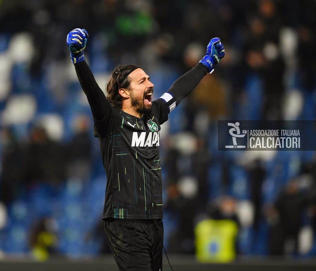 アンドレア・コンシーリのインスタグラム：「Orgoglio e carattere!!! #forzasasol ⚫️🟢」