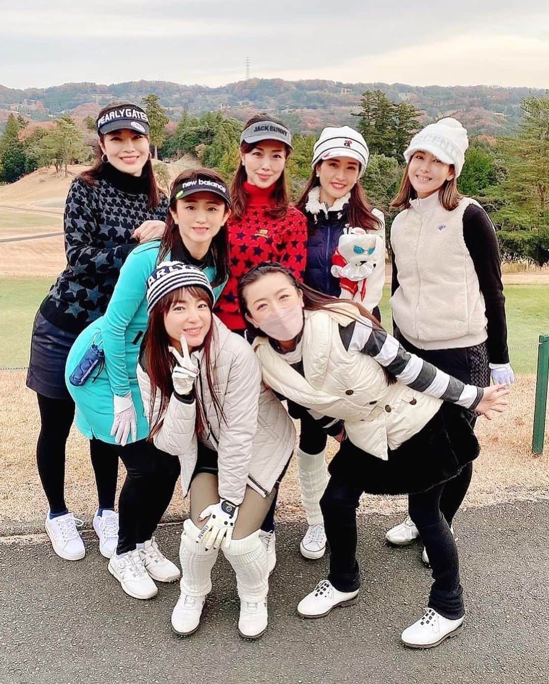 ImotoEtsuyo さんのインスタグラム写真 - (ImotoEtsuyo Instagram)「#おはようございます  ・ ・ 先週の金曜日に行ったゴルフ⛳️ ・ いつものメンバーで🎵　 ・ 相変わらずのスコアでしたが 楽しく回れました。 練習あるのみです^^; ドライバーショットは 何度か左に飛んでしまった。 ・ #pic 4 偶然 晴奈ちゃんと色違いのニットだったので 写真撮ってみました♪ ・  #女子ゴルフ  #大厚木カントリークラブ  #大厚木カントリークラブ本コース  #ゴルフ女子  #ラウンド  #ゴルフ  #ゴルフ⛳️ #golf  #golfwear  #golfgirl  #ゴルフ女子  #ゴルフ場  #ゴルフ好き  #ゴルフ大好き  #ゴルフ好きな人と繋がりたい  #スイング動画  #ドライバーショット  #アプローチショット  ・ ・ #ゴルフウェア ➡︎ @loudmouth_japan_official  #ラウドマウス  #ラウドマウスコーデ  #loudmouth #sunvisor ➡︎ @jackbunny_official」12月13日 7時14分 - bisuhada