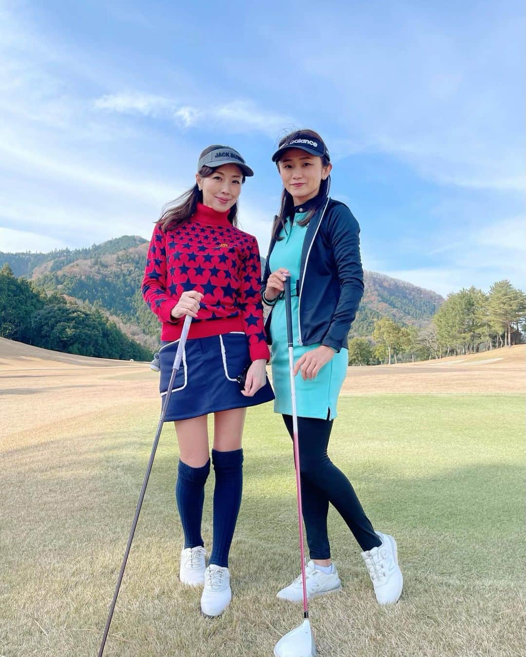 ImotoEtsuyo さんのインスタグラム写真 - (ImotoEtsuyo Instagram)「#おはようございます  ・ ・ 先週の金曜日に行ったゴルフ⛳️ ・ いつものメンバーで🎵　 ・ 相変わらずのスコアでしたが 楽しく回れました。 練習あるのみです^^; ドライバーショットは 何度か左に飛んでしまった。 ・ #pic 4 偶然 晴奈ちゃんと色違いのニットだったので 写真撮ってみました♪ ・  #女子ゴルフ  #大厚木カントリークラブ  #大厚木カントリークラブ本コース  #ゴルフ女子  #ラウンド  #ゴルフ  #ゴルフ⛳️ #golf  #golfwear  #golfgirl  #ゴルフ女子  #ゴルフ場  #ゴルフ好き  #ゴルフ大好き  #ゴルフ好きな人と繋がりたい  #スイング動画  #ドライバーショット  #アプローチショット  ・ ・ #ゴルフウェア ➡︎ @loudmouth_japan_official  #ラウドマウス  #ラウドマウスコーデ  #loudmouth #sunvisor ➡︎ @jackbunny_official」12月13日 7時14分 - bisuhada