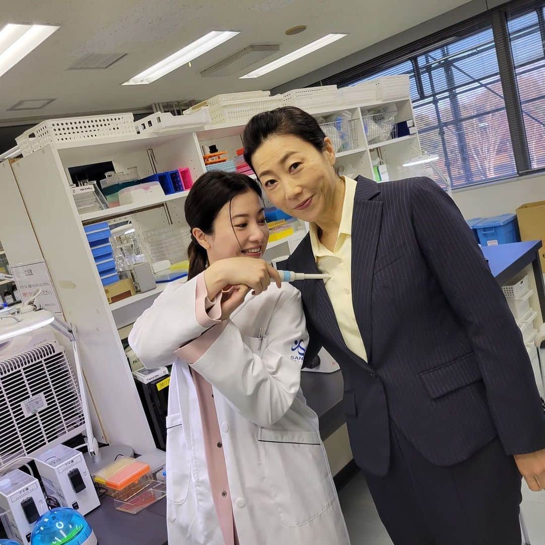 最愛のインスタグラム：「治験中…😳⁉︎  梨央を支えてくれる、 真田ウェルネス創薬ラボの所長、こずえさん！初登場‼︎  こずえさんは、梨央の大学時代の恩師。 学生時代の梨央を知る数少ない方。ふたりは強い絆で結ばれているのです。 心強い味方✨  さて、月曜日になりました！ 金曜日に着々と近づいていきますね… 皆さんが健やかに過ごせます様に😌  #最愛ドラマ #tbs #吉高由里子 #峯村リエ #最終話12月17日夜10時」