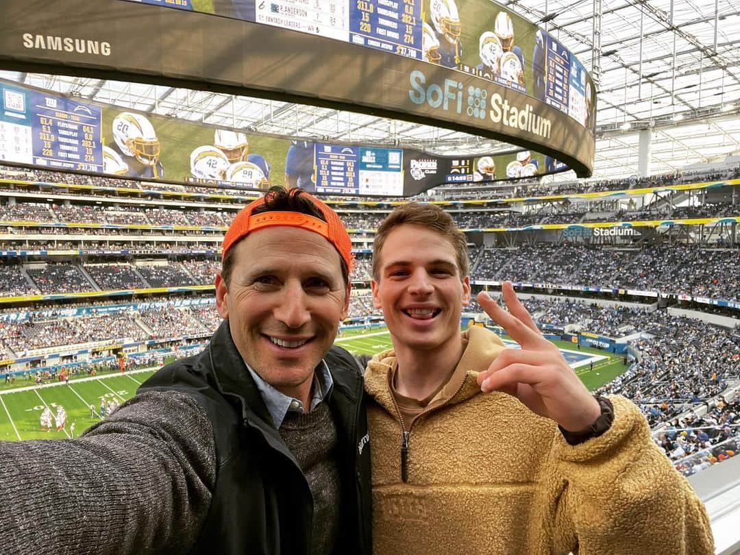 マーク・フォイアスタインのインスタグラム：「And just as @ghoststarz is heating up I run into @giannivpaolo at the @chargers game! Love it! Go @nygiants @power_starz」