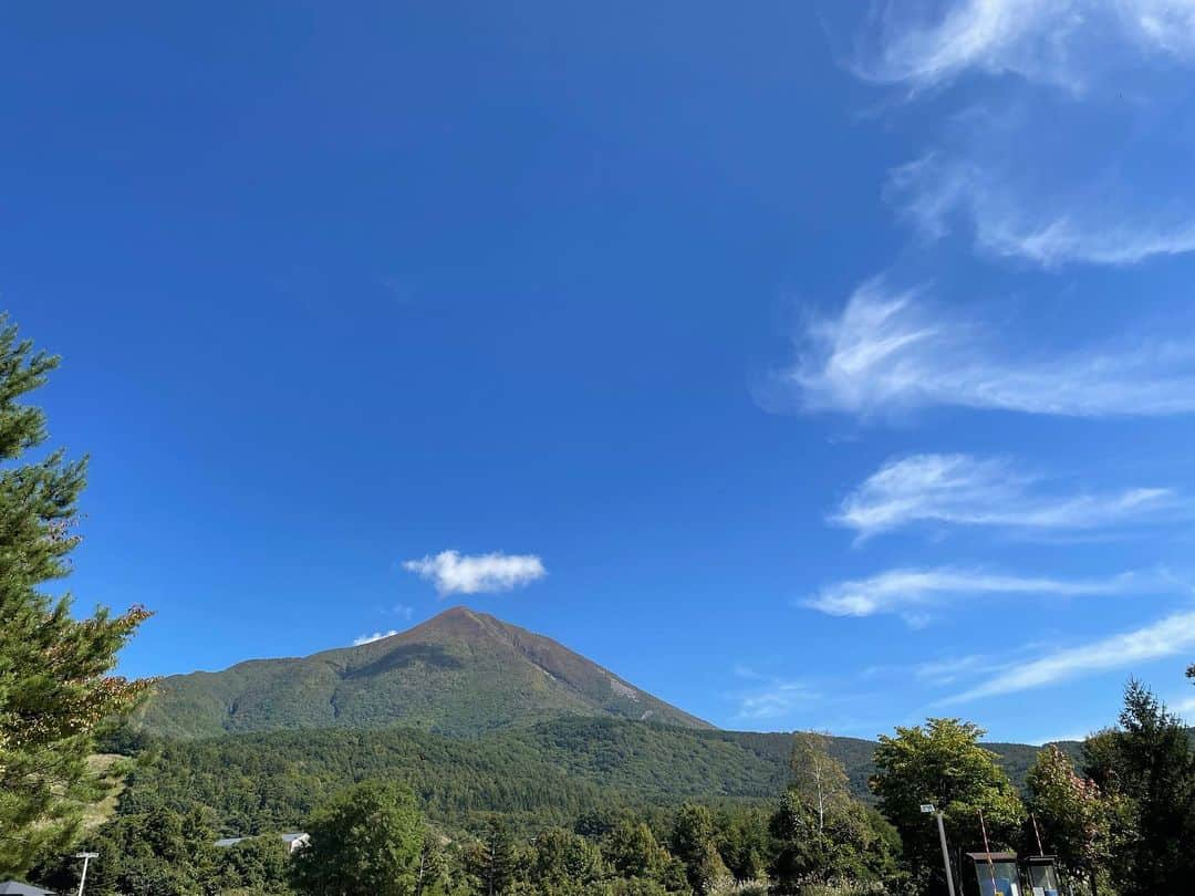 時東ぁみさんのインスタグラム写真 - (時東ぁみInstagram)「磐梯山見に行ったときに、龍のような雲が！ ・ しかも、一匹(?)じゃなくて3匹も！！🐉🐉🐉 swipe→3の画像だと…5匹！？ ・ 調べたら龍神雲って言って縁起が良くて、幸せを呼ぶみたい♡ ・ 眩しくさすぎて目開いてないし前髪ぐちゃぐちゃだけど、みんなに良いことあるように載せちゃいます♡ ・ #時東ぁみ #磐梯山 #龍神雲 #龍 #雲 #福島県 #福島県会津若松市 #会津若松 #幸運 #厄除け #縁起がいい #星野リゾート #星野リゾート磐梯山温泉ホテル #磐梯山 #温泉 #旅行 #温泉旅行 #幸運が訪れますように #🐉 #🐲 #開運 #運気アップ #ご利益」12月13日 8時16分 - amitokito