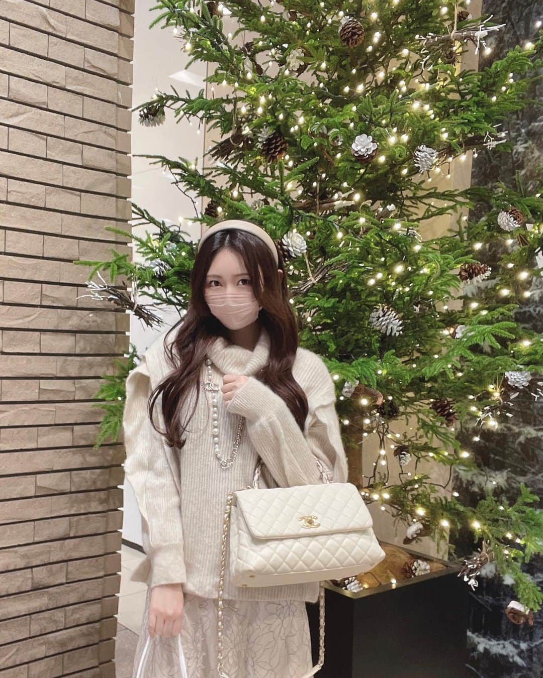 RINKAさんのインスタグラム写真 - (RINKAInstagram)「#shoppingday 👗🤍 . tops:  @snidel_official  skirt:  @mercuryduo_com  boots: @ciel_official.jp  bag:  @chanelofficial  tights: @yoube_official_  . 夏に買った薄手のスカートも裏起毛タイツ はけば冬でもいけちゃう⛄️❄️ . 珍しくマスクのままの写真でした📸🤍 . てかdiorのショッパー可愛すぎない？🤍⛄️❄️」12月13日 8時45分 - rinka.716