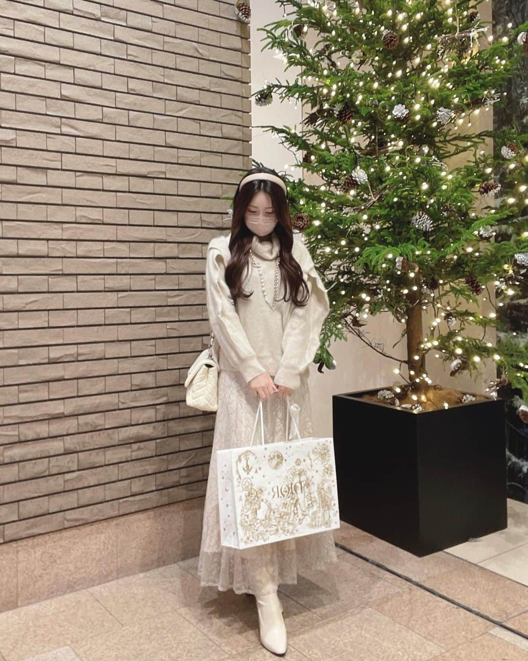 RINKAさんのインスタグラム写真 - (RINKAInstagram)「#shoppingday 👗🤍 . tops:  @snidel_official  skirt:  @mercuryduo_com  boots: @ciel_official.jp  bag:  @chanelofficial  tights: @yoube_official_  . 夏に買った薄手のスカートも裏起毛タイツ はけば冬でもいけちゃう⛄️❄️ . 珍しくマスクのままの写真でした📸🤍 . てかdiorのショッパー可愛すぎない？🤍⛄️❄️」12月13日 8時45分 - rinka.716