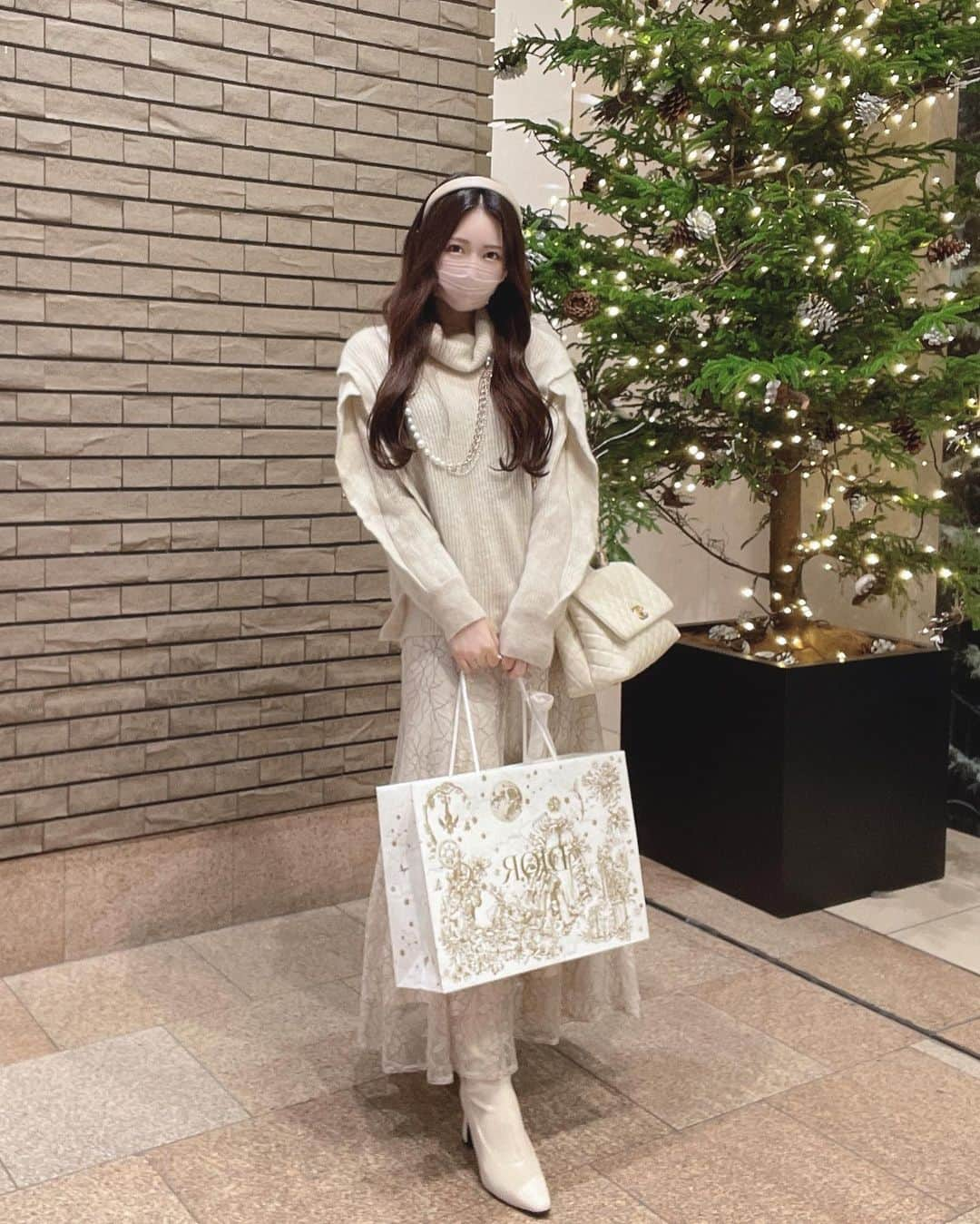 RINKAさんのインスタグラム写真 - (RINKAInstagram)「#shoppingday 👗🤍 . tops:  @snidel_official  skirt:  @mercuryduo_com  boots: @ciel_official.jp  bag:  @chanelofficial  tights: @yoube_official_  . 夏に買った薄手のスカートも裏起毛タイツ はけば冬でもいけちゃう⛄️❄️ . 珍しくマスクのままの写真でした📸🤍 . てかdiorのショッパー可愛すぎない？🤍⛄️❄️」12月13日 8時45分 - rinka.716