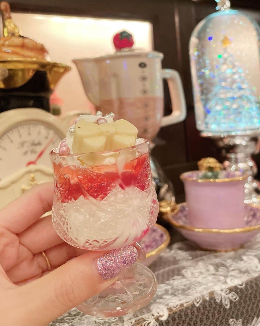 桜井莉菜さんのインスタグラム写真 - (桜井莉菜Instagram)「【 @cafe_acorite 】のクリスマスは、ホワイトアフタヌーン🎄 ほんっっと可愛過ぎて倒れるかと思った🤭💕 ポットもお皿も好きなの選べるから、今回はぜーんぶ白系のお皿とポットで揃えたよ💜💜💜 本当に本当に可愛かった👼 ここのケーキの生クリームの味が好きなの🤤🍰💓 白いお洋服で、真っ白なアフタヌーンの写真が撮りたい人は絶対絶対オススメです🥰❣️  #カフェ#アフタヌーンティー#目白#目白カフェ#目白アフタヌーンティー#クリスマス#クリスマスアフタヌーンティー#ホワイトクリスマス」12月13日 9時04分 - rina__sakurai