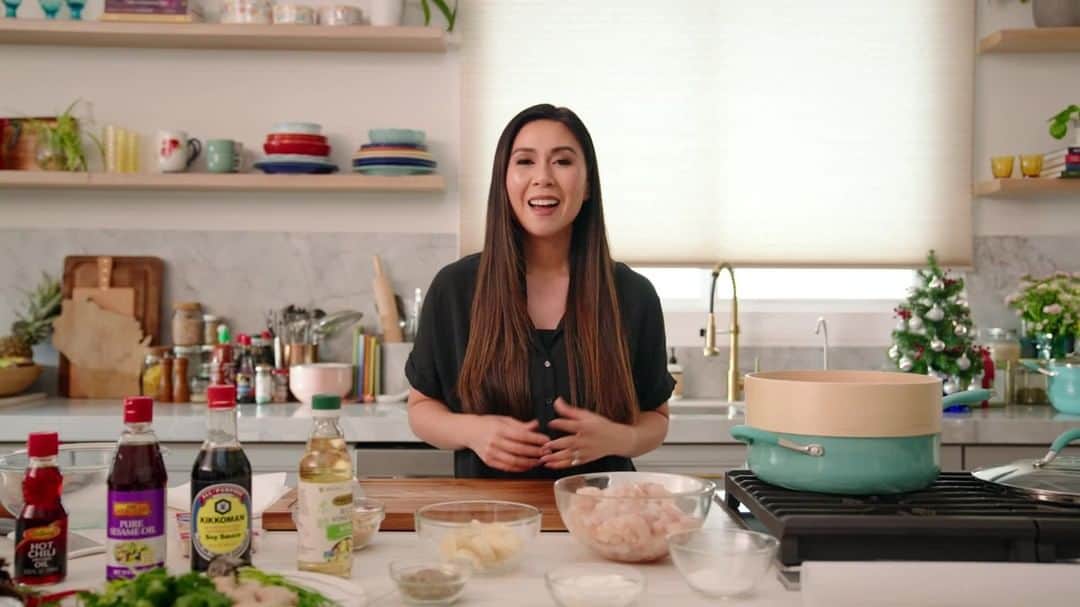 Wal-Mart Stores, Incのインスタグラム：「🎉 Cook Club is back! 🎉 Episode 2 drops today at 3pm ET on our YouTube channel, so come by & join healthy food expert My Nguyen (@MyHealthyDish) as she walks you through how to make delicious 🥟 shrimp & chive dumplings. 🥟 See you there! #LinkInBio」