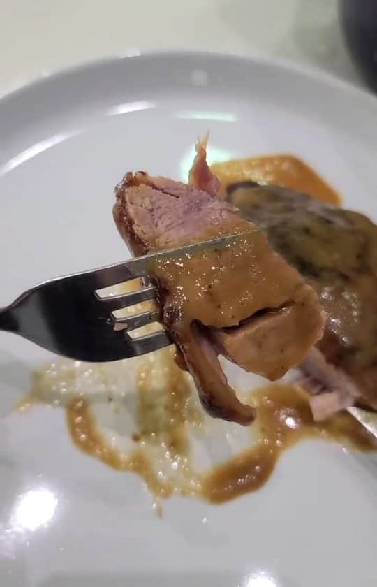Cesar Gonzalez Cocineroのインスタグラム：「Lo que me pidieron PERNIL NAVIDEÑO  VENEZOLANO 🤤🎁  1 Pernil de Cochino de 6Kg 2 Cebollas grandes 20 dientes de Ajo ½ taza de Aceite 2 cdas de Salsa Inglesa 9 cdtas de Sal 1½ cdtas de Pimienta gourmet (*) molida ¼ taza de Vinagre de Vino (*) ½ taza de Vino de cocina 2 cdtas de Oregano 1 ramita de Tomillo 2 hojas de Laurel 2 tazas de jugo de Naranja 1 Limón   Ingredientes para la salsa:  ½ taza de Vino dulce ½ cdta de Pimienta negra 1 cdta de Salsa Inglesa 1 cdta de Harina  👉 Comparte este vídeo.  En una licuadora procesamos la Cebolla, Ajos machacados, Aceite, Salsa Inglesa, Sal, Pimienta, Vinagre, Vino, Oregano, Tomillo y el jugo de Naranja.  Se elimina el exceso de grasa del Pernil. Se frota con Limón para limpiarlo bien. Se seca y se frota con 2 cucharadas de Sal. Se mete el Pernil en una bolsa y sobre una olla añadimos el marinado, cerramos la bolsa eliminando todo el aire, lo llevamos al refrigerador por 24 horas o más.  Se retira del refrigerador 1 hora antes de hornear, sacando de la bolsa en una bandeja para hornear.  Se precalienta el horno a 400 °F (205 °C) Se cubre la bandeja con papel de aluminio, se mete al horno hasta ablandar y que la carne comience a despegarse del hueso, unas 4 horas (alrededor de 40 minutos por kilo de Pernil).  Se descubre el Pernil y se sube la temperatura a 450 °F (235°C). Se continua horneando bañandolo con su salsa de vez en cuando y dandole vuelta para dorarlo uniformemente por una hora o hasta que tome bien color.  Se saca la bandeja del horno, se saca el pernil y se pone aparte.  Se raspa bien la bandeja para lograr que todo lo pegado caiga en la salsa, se lleva a una olla pequeña sobre la hornilla a fuego medio y se elimina la grasa. En una taza mezclamos 1 cucharada de Maicena con ¼ de taza de Vino, se añade la Salsa Inglesa, Pimienta y se mezcla bien, rectificamos Sal. Al hervir apagamos el fuego, se cuela y se regresa la salsa a la olla para llevarla a hervor nuevamente.   Se deja reposar el pernil 30min y se sirve con su Salsa 😁」