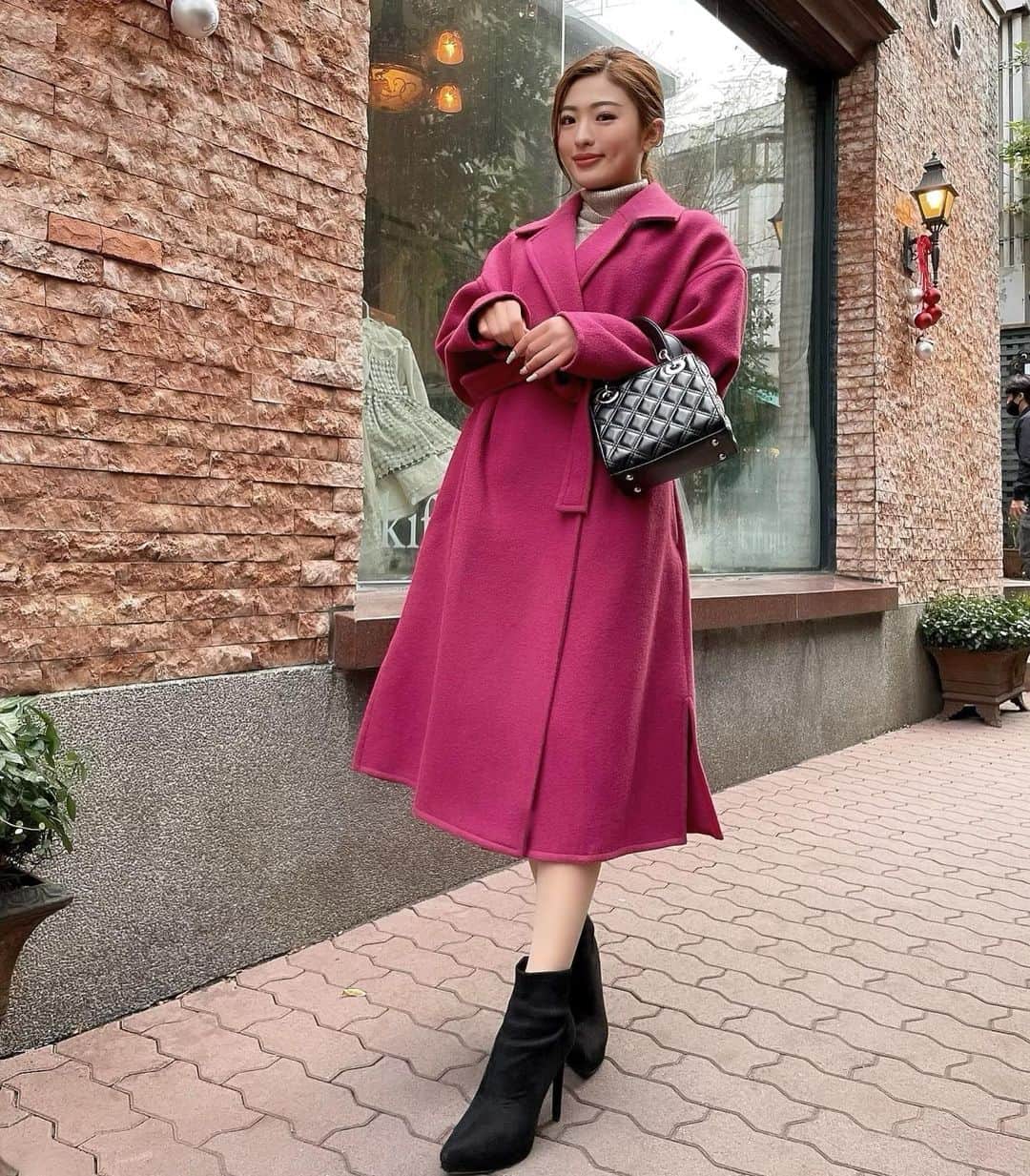 MIYABIのインスタグラム：「おはよう御座います🐣  寒いと布団から出るのも一苦労よね🥺  今週も頑張っていきましょう💖  素敵な1日を💋  #ピンクコート 💖💖💖」